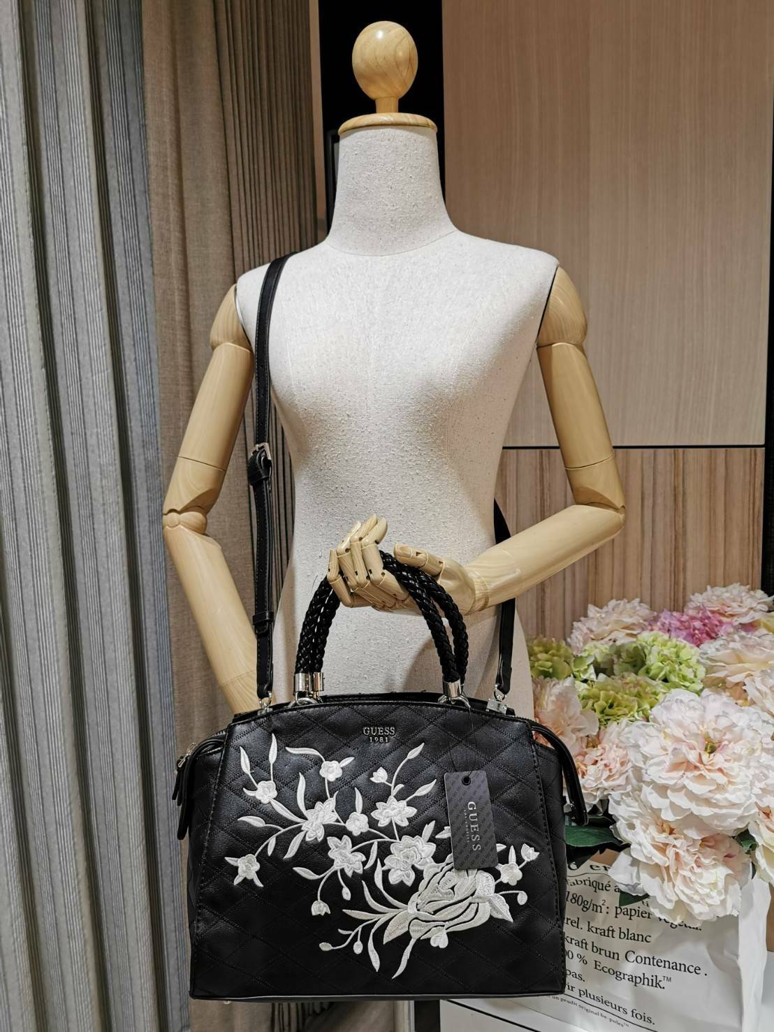 GUESS WOMAN CROSS BODY BAG กระเป๋าถือ/สะพายรุ่นใหม่ล่าสุดจาก GUESS FACTORY หนังสวยอยู่ทรงขนาดกำลังดี น้ำหนักเบา ด้านหน้าประดับโลโก้แบรนด์เปิดปิดด้วยซิปสะดวกใช้ ด้านข้างมีกระดุมปรับขยาย ภายในมีโลโก้ ช่องซิปและช่องใส่ของ ซับในพิมพ์แบรนด์ ใส่กระเป๋าสตางค์ มื