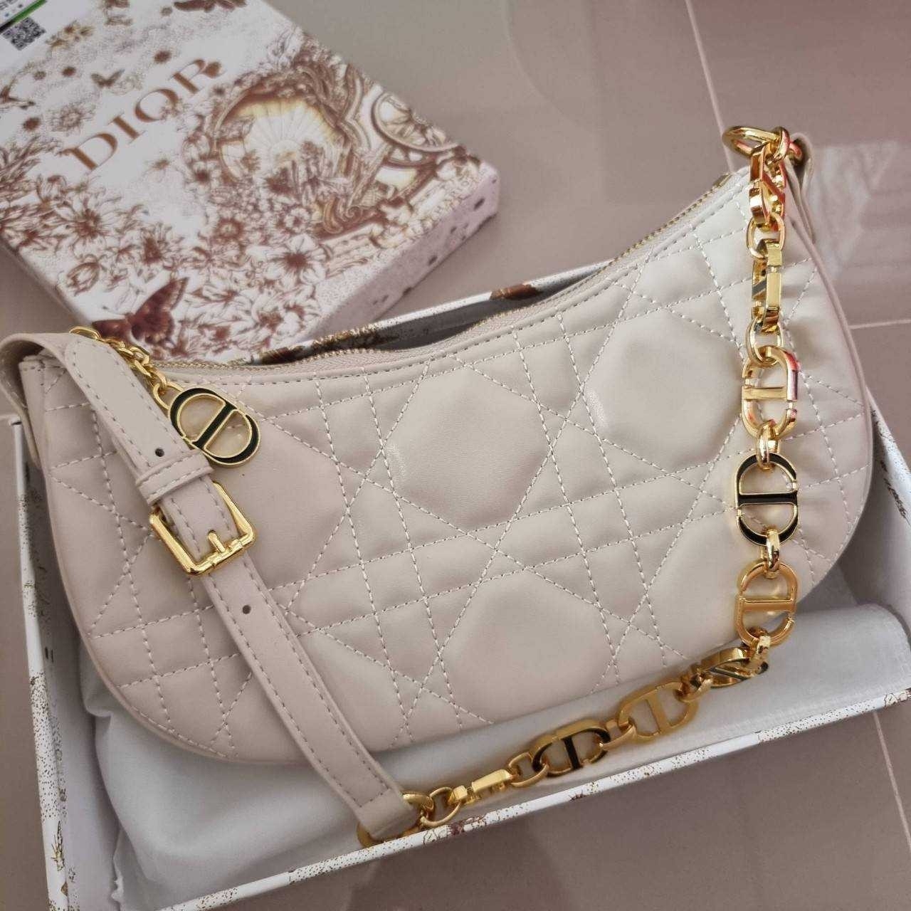 Dior White Supple Macrocannage / CD LOUNGE BAG กระเป๋าสะพายทรงพอช สวยหรู ดีไซน์เรียบ แต่ดูแพง