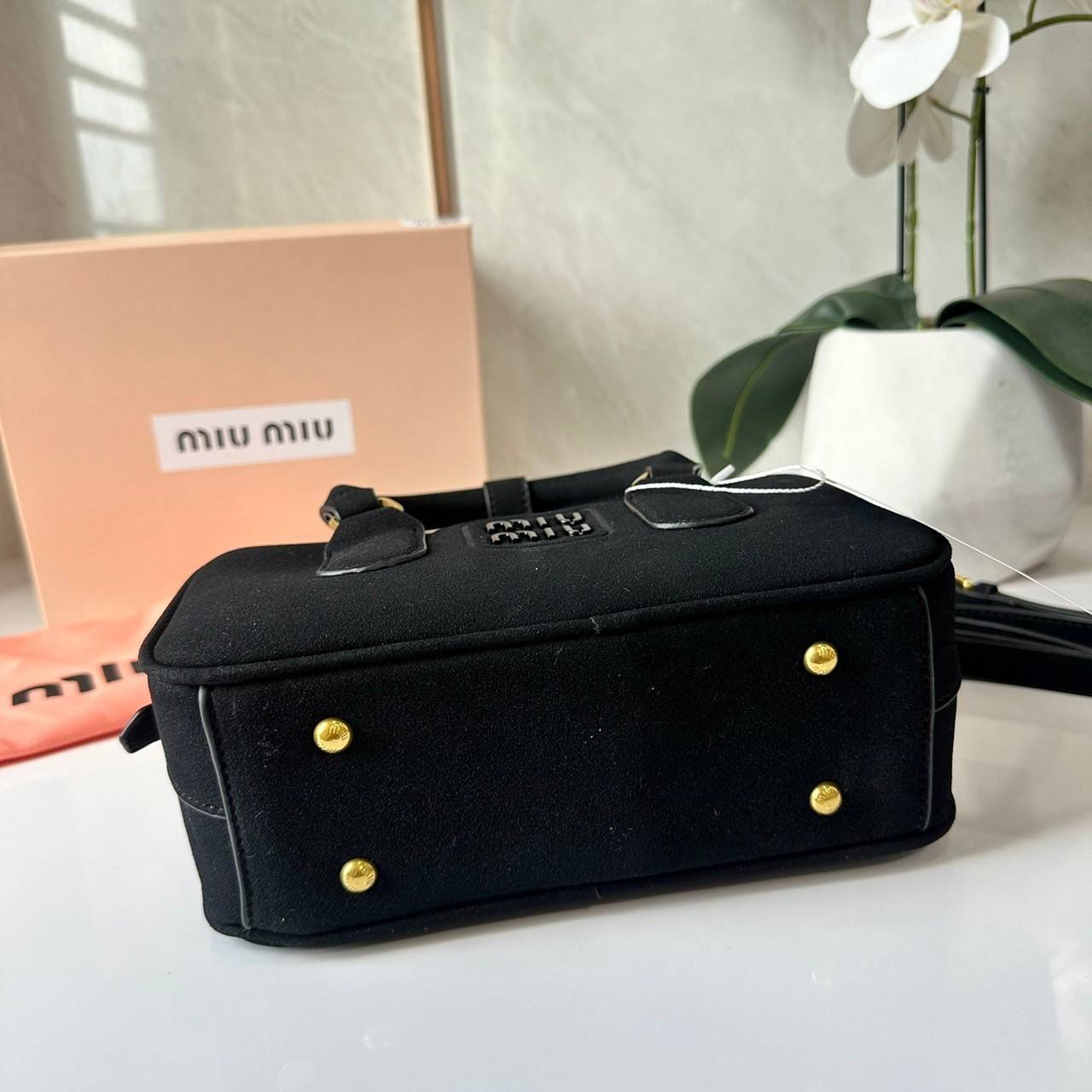 MIU MIU Arcadie padded suede top-handle bag กระเป๋าถือ/สะพาย คอลใหม่ล่าสุด รุ่นฮอทดีไซน์เหลี่ยม งานกำมะหยี่หนังกลับสวยละมุน น่ารักน่าใช้มากค่ะ