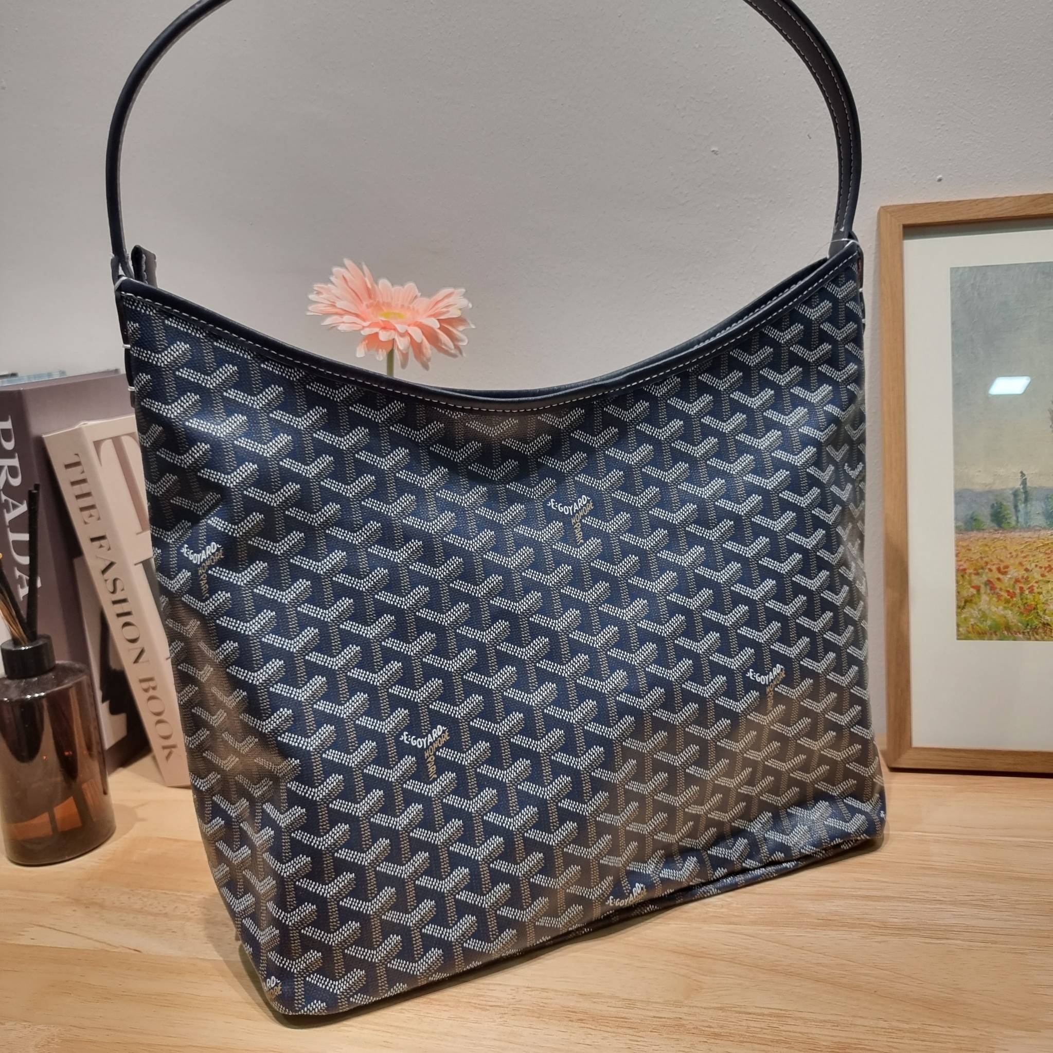 GOYARD BOHEME HOBO BAG / GOYARD HOBO กระเป๋าสะพายทรงโฮโบ ใบใหญ่จุใจ!! มาครบสีขายดี เลิศทุกสี รูปทรงคลาสสิค ดีไซน์เป็นเอกลักษณ์ วัสดุหนังแคนวาสพิมพ์ลายสวยคม ปากกระเป๋ามีซิปเปิด-ปิดกันของหล่นได้ ภายในโล่งกว้างมาก มาพร้อมสายคล้องในตัว ทนทาน สะพายสวยๆได้ทุกวั