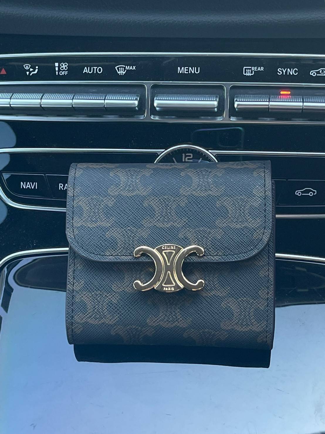 CELINE SMALL TRIOMPHE WALLET IN TRIOMPHE CANVAS กระเป๋าสตางค์ผู้หญิงทรงสั้นดีไซน์สวยงามหรูหรา ออกแบบให้เป็นทรงพับ เปิด-ปิดด้วยกระดุมที่สามารถปรับขยายขนาดกระเป๋าได้เมื่อใส่ของเยอะ ภายในแบ่งเป็น 3 พับ มีฟังก์ชั่นการใช้งานที่ครบครัน คือ ช่องใส่ธนบัตร ช่องใส่