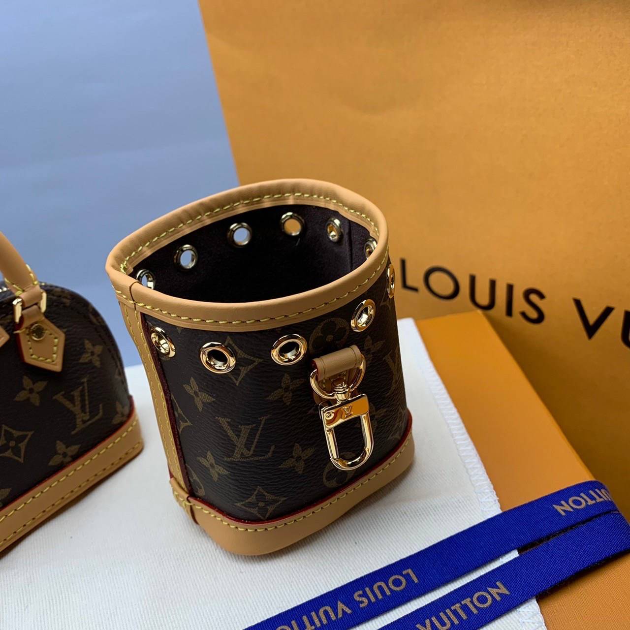 ORI 🥂 LV Trio Mini Icones Monogram Canvas เกรดสลับใช้แทนใบจริงได้ งานเกรดเทพออริจินอลสวยมาก ใช้ได้หลากหลายสไตล์ จะสะพายใบเดียว สองใบ หรือสามใบ หรือจะใช้เป็นพวงกุญแจที่คล้องมือหรือจะใช้เป็น Charm กระเป๋าก็ได้ คือคุ้มมากใน1 set ใหม่ล่าสุดเลยค่ะ น่าร