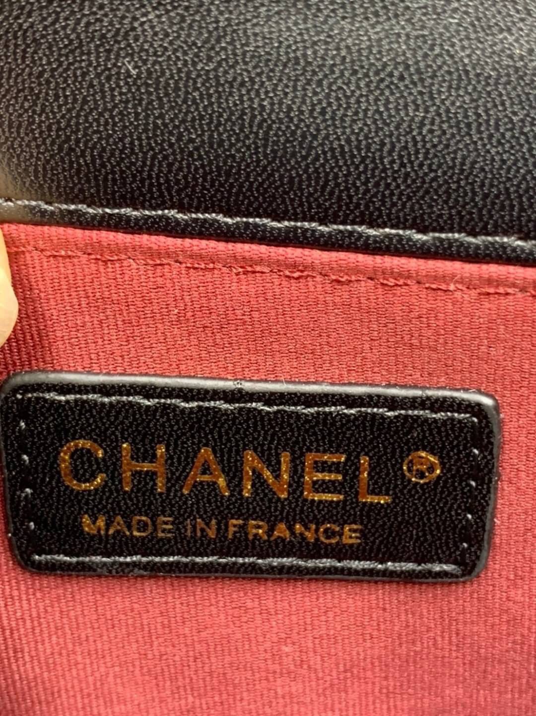 หนังแท้ VIP GIFT CHANEL CLASSIC CROSSBODY CHAIN IN BLACK BAG งานหนังแกะสีดำสุดคลาสสิก เรียบหรู มีกิมมิกน่ารักๆ หนังฟูทุกช่องสวยมากๆ อะไหล่สีทอง สวยสุดๆ เลยค่ะ