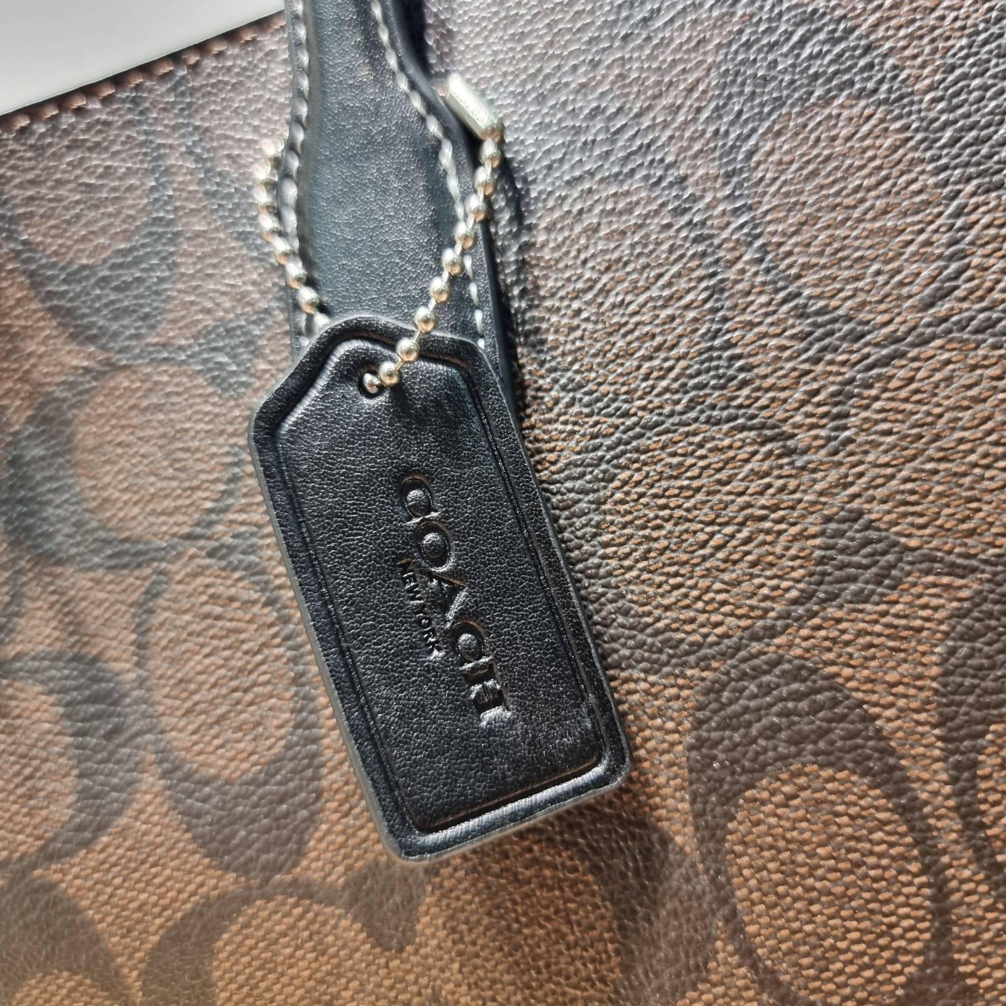 COACH NINA TOTE IN SIGNATURE CANVAS CL399 พร้อมส่ง 2 สี กระเป๋าโท้ทสะพายไหล่ ใบใหญ่ คอลเลคชั่นใหม่ ตอบโจทย์คนที่ชอบใส่ของเยอะๆได้อย่างดี ดีไซน์รูปทรงคลาสสิค เรียบหรู