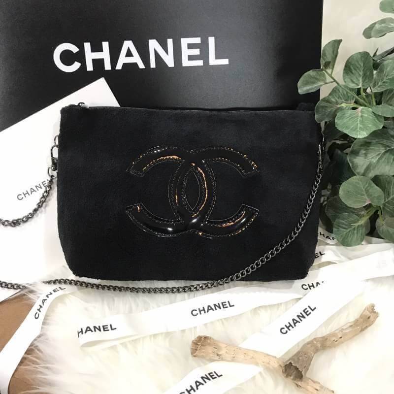 Chanel Precision Velour Crossbody Bag กระเป๋าสีดำแบรนด์ Chanelทำจากขนเฟอร์สีดำ น้ำหนักเบา ปากกระเป๋ามีซิปรูดปิด สายโซ่ ถอดออกได้ค่ะ จะสะพายไหล่ สะพายข้างหรือถือเป็น cluth ก็สวยหรูดูแพง มากับราคาสุดคุ้ม