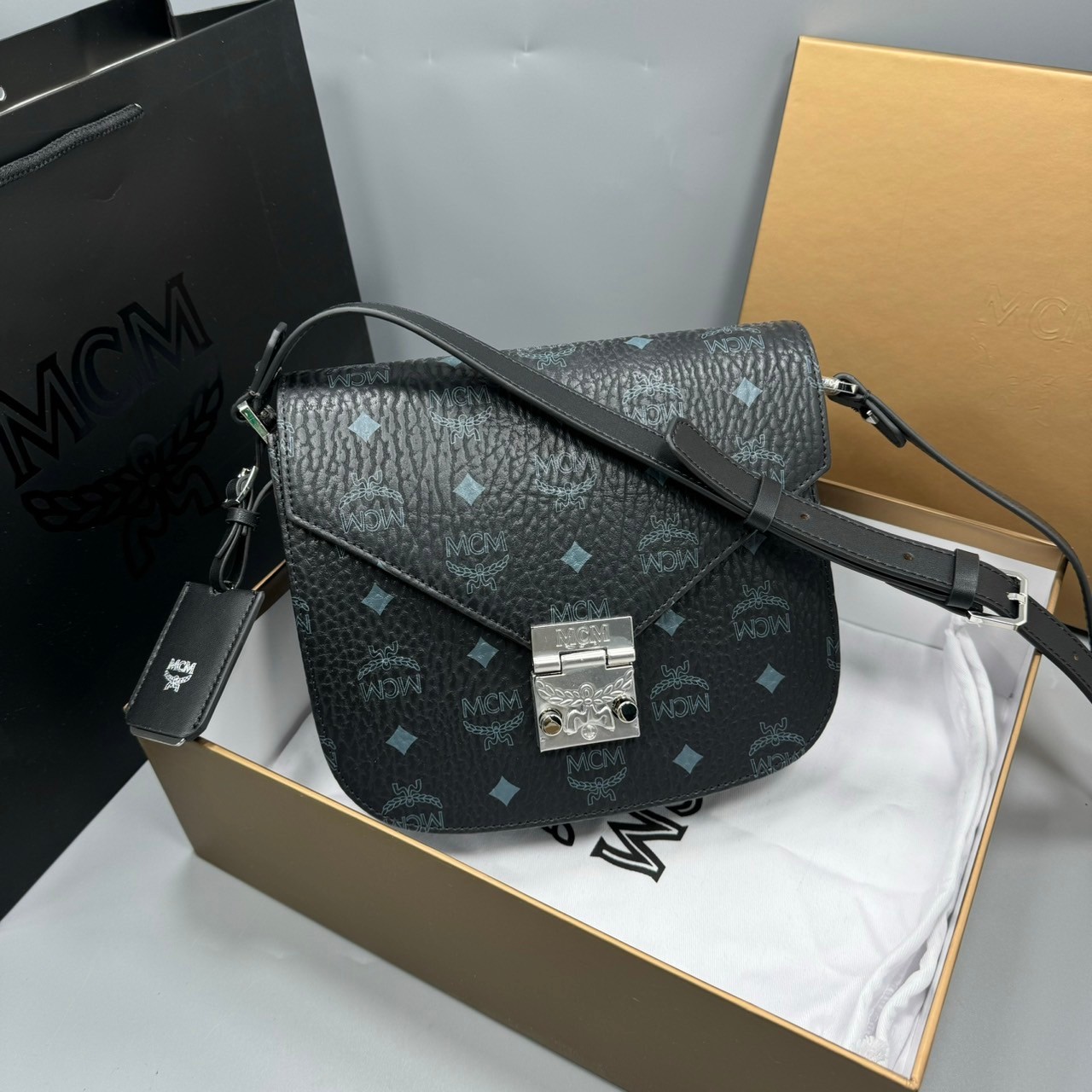 M.C.M PATRICIA SHOULDER BAG IN VISETOS กระเป๋าสะพายไหล่/ข้าง ดีไซน์ได้อย่างมีสไตล์ เกรดออริ สลับแท้ 1:1 ใช้งานต่างประเทศได้