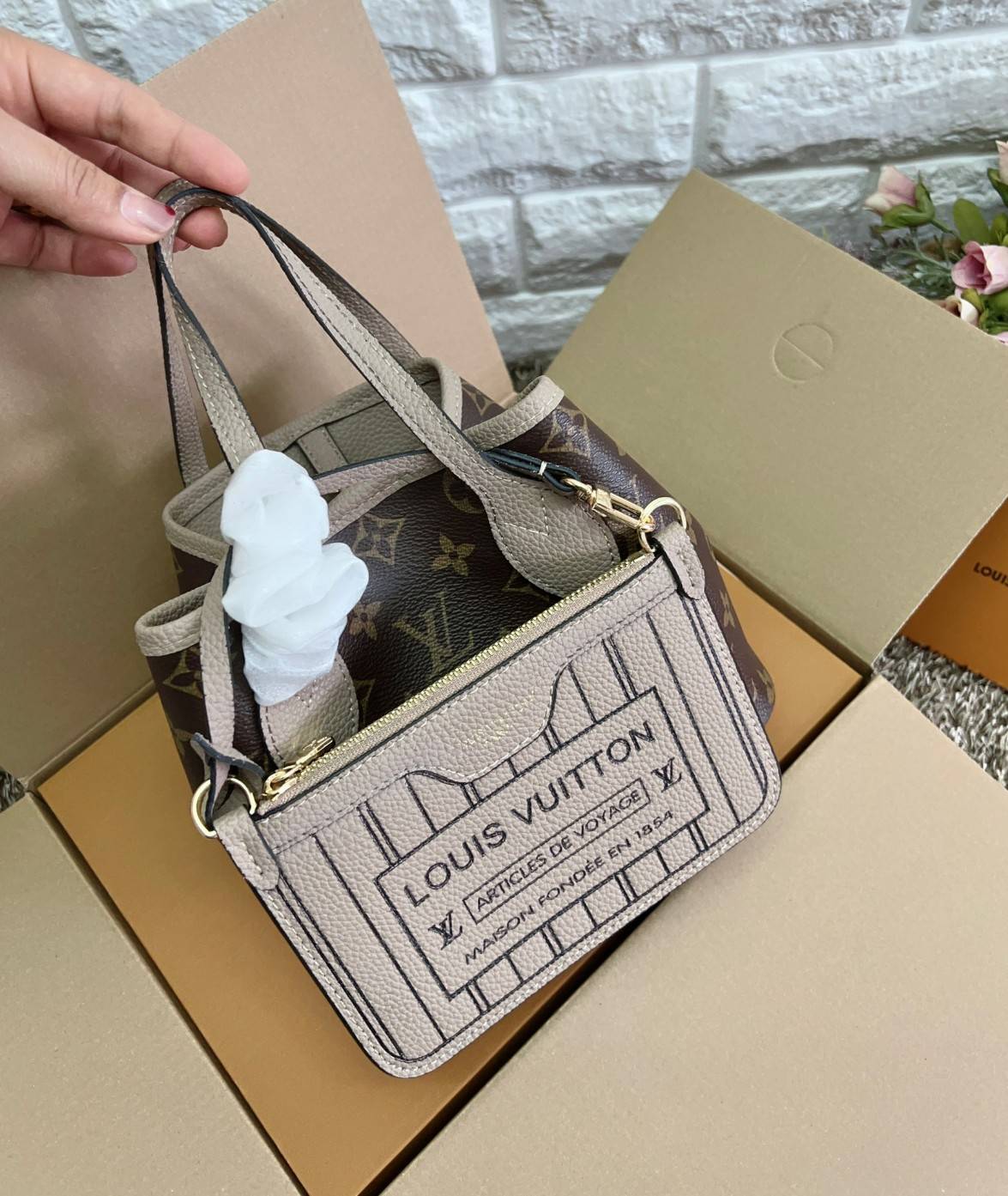 LV Neverfull Bandoulière Inside Out BB กระเป๋าทรงโท้ทไซส์เล็กใช้งานได้สองด้าน มีตะขอเกี่ยวสามารถปรับรูปทรงกระเป๋าได้หนังแท้นิ่มสวย ลายโมโนแกรมและหนังลายเกรน มาพร้อมใบลูกเข้าเซ็ทใส่สายสะพายยาวได้