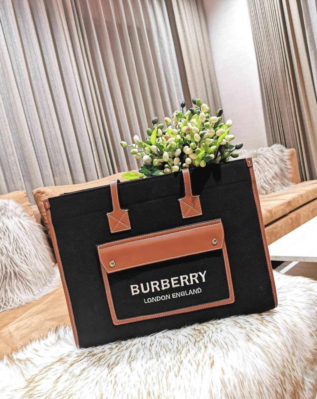 BURBERRY FRAGRANCES LARGE TOTE BAG วัสดุ Canvas & Leather ทรงเหลี่ยมมาในสี TwoTone ดีไซน์สวยอยู่ทรงสไตล์ Casual ด้านหน้ามีช่องใส่ของ ภายในโล่งกว้างและจุสุดๆสามารถใส่เอกสารA4 หนังสือ ของใช้ได้เยอะ น้ำหนักเบา อะไหล่แบรนด์สีทองหรู หูหิ้วหนังสะพายไหล่ได้ พร้อ