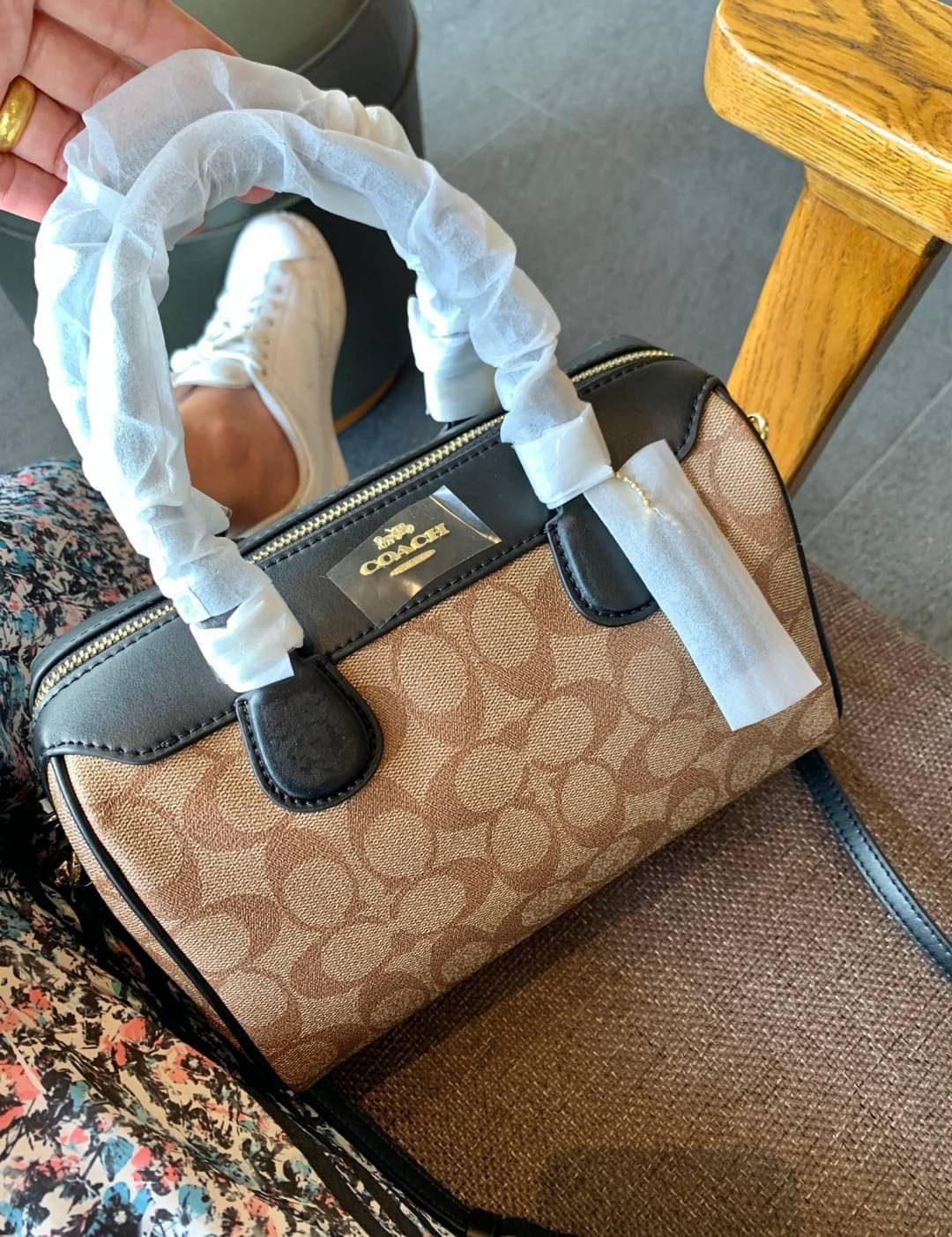 COACH NENNETT SATCHEL BAG((32203)) พร้อมส่งอีกครั้ง ห้ามพลาด! กระเป๋าทรงหมอน ทรงที่สาวๆต้องมีติดตัวไว้สักใบ! หนังแท้นิ่มสวยงาม เปิดปิดกระเป๋าแบบซิป ภายในกว้างสามารถใส่กระเป๋าเงินใบยาวได้ หรือของจำเป็นในชีวิตประจำวันของสาวๆได้หลากหลายเลยค่ะ มีช่องซิปและช่อ