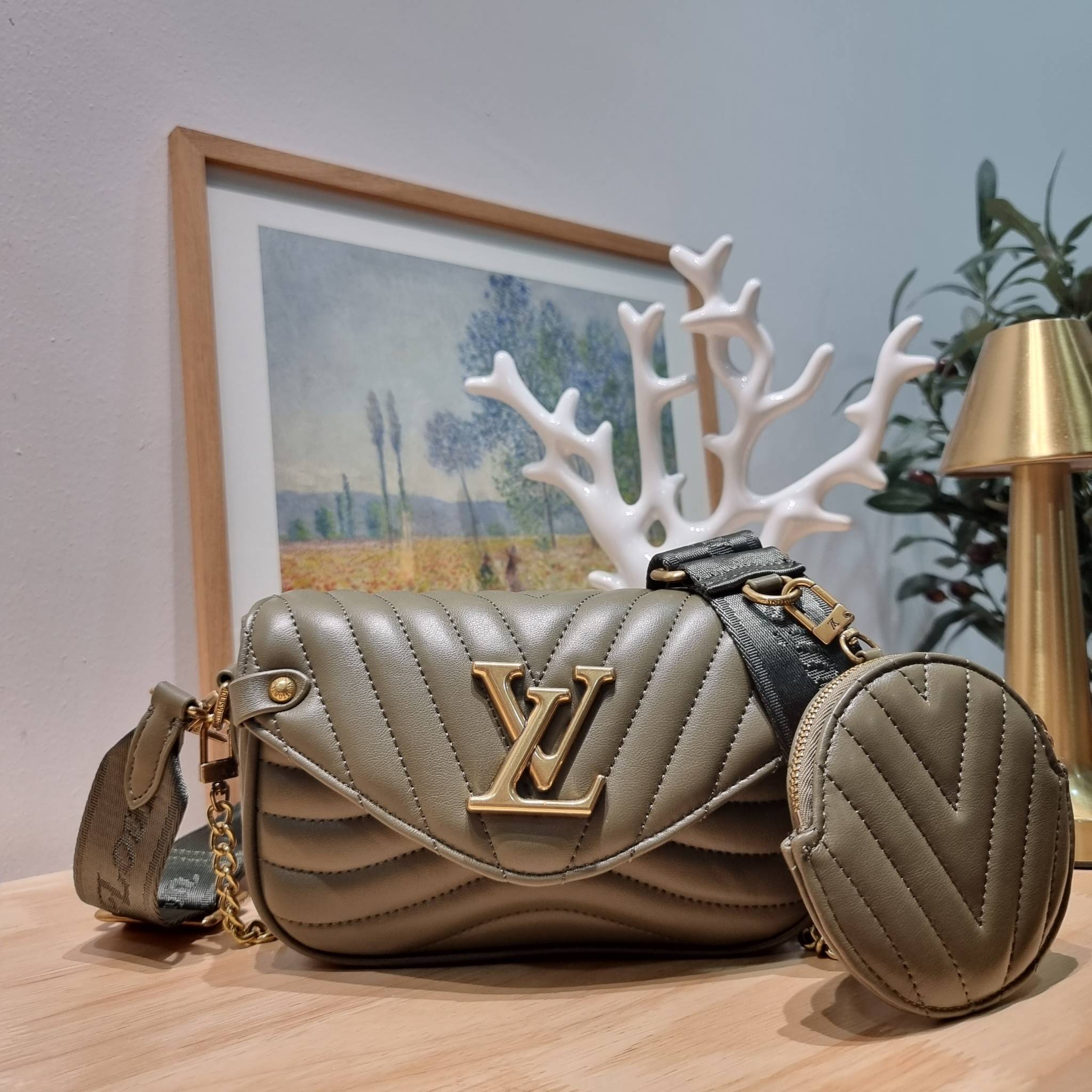 LV new wave pochette multi bag กระเป๋าสะพายมัลติฟังก์ชั่น มาพร้อม box set รับรองว่าดีงาม ลูกเล่นคลาสสิคผสานความวินเทจ มีสายสะพายให้ 2 เส้น และกระเป๋าใบลูก เล็กน่ารัก