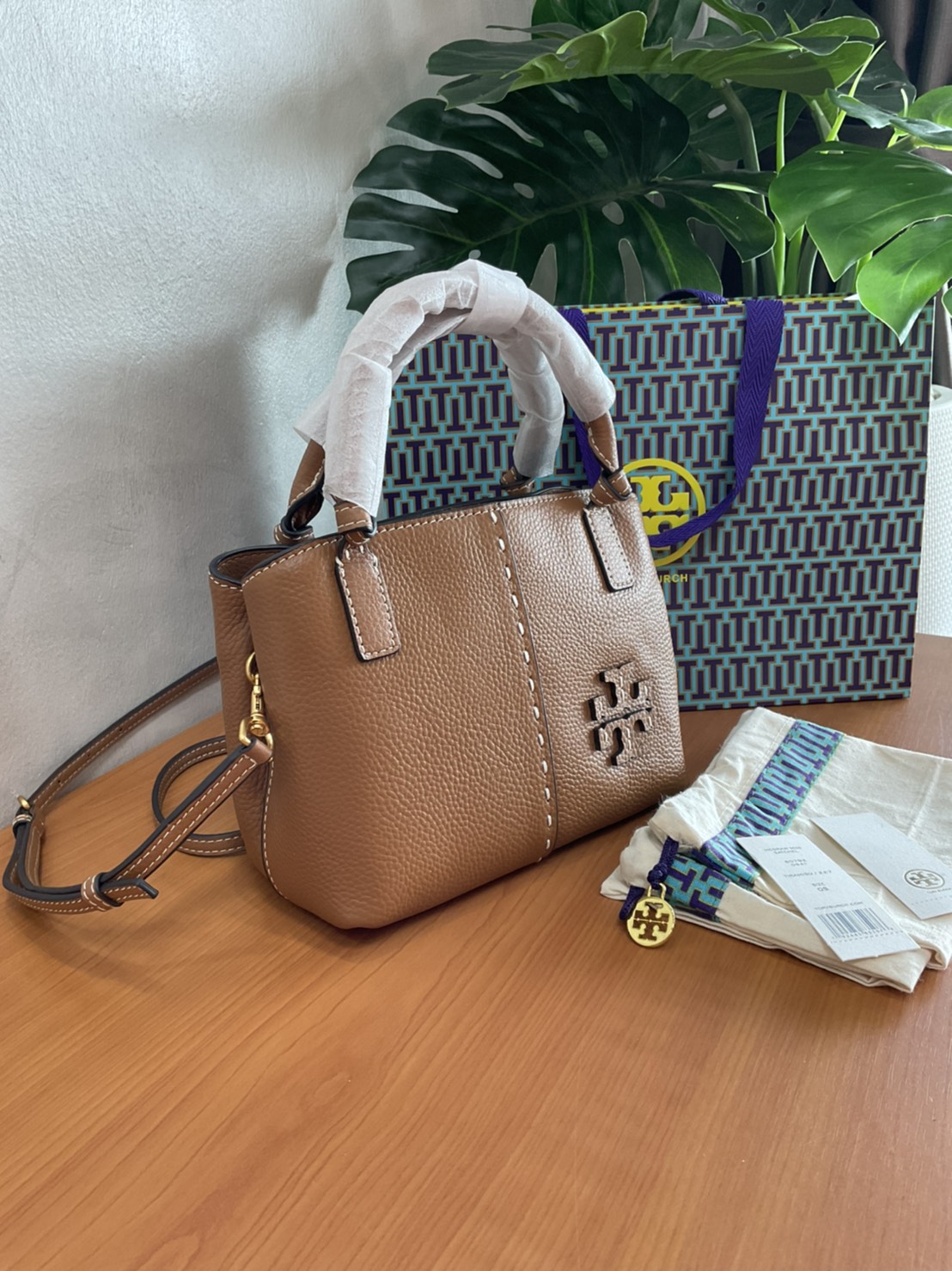 Tory Burch McGraw Mini Satchel กระเป๋าถือ/สะพาย Crossbody วัสดุหนังลูกวัวแท้ 100% ด้านหน้าประดับโลโก้หนัง ตัดเป็นรูปตัว T สัญลักษณ์แบรนด์ ตัวกระเป๋าเดินด้ายเล่นลายเพิ่มลูกเล่น เพื่อความเก๋!!