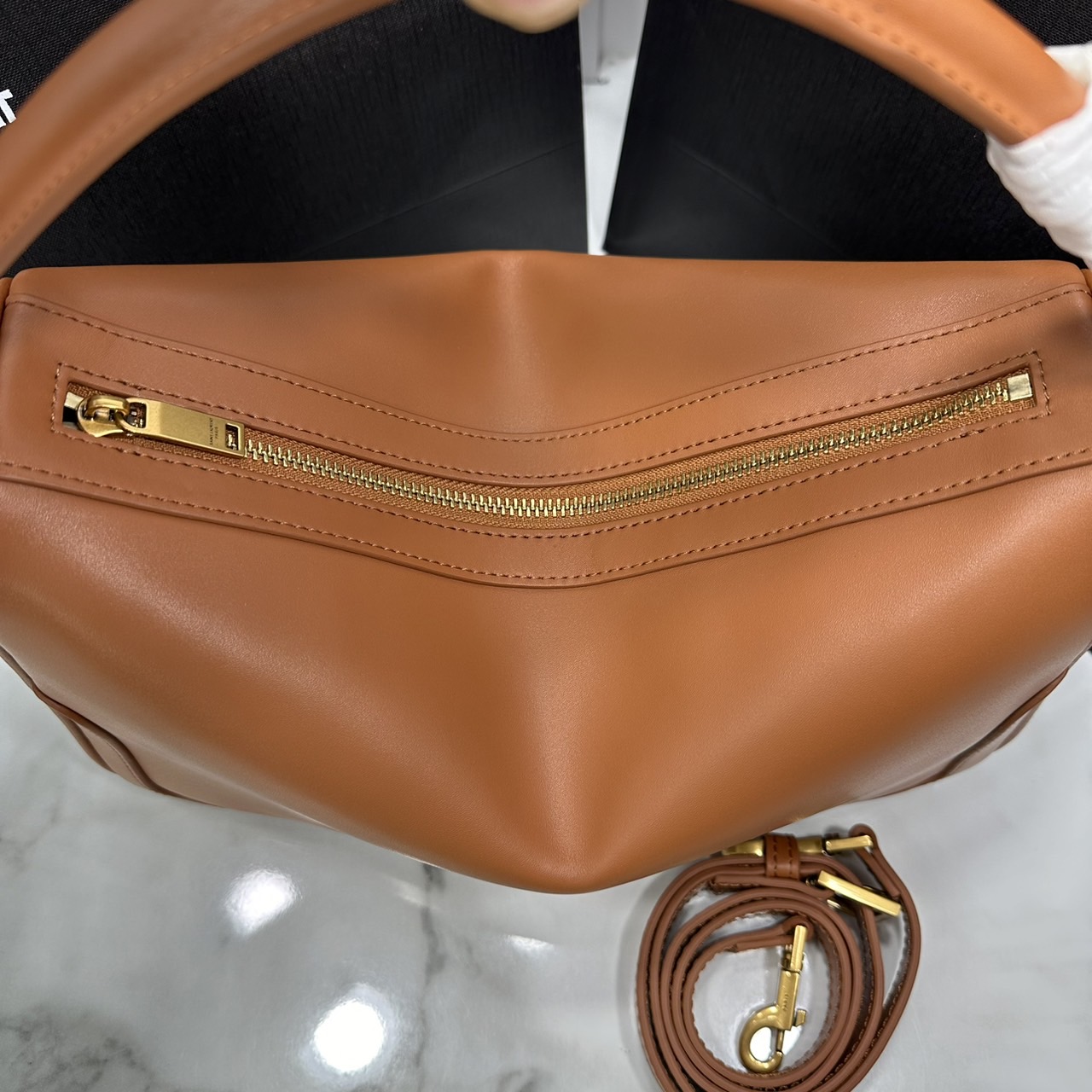 YSL Camera Supple Bag กระเป๋าสะพายทรงกล้องใบขนาดกลาง ถือจับถนัดมือ จุของได้เยอะ ดีไซส์เรียบหรูดูแพง 🧡เกรดออริ ใช้งานต่างประเทศได้