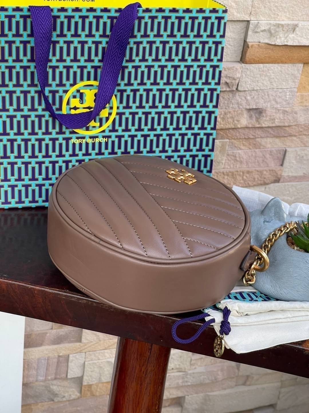 Tory burch Kira Cheron Circle Crossbody กระเป๋าสะพายคาดลำตัวรุ่นนี้โดดเด่นด้วยรูปทรงกลมสุดชิค ขนาดกะทัดรัด พร้อมด้วยหนังกระเป๋าที่ทำจากหนังแท้คุณภาพดี เพราะ Kira Chevron เป็นรุ่นที่ตอบโจทย์และครองใจสาว ๆ ได้อย่างแท้จริง เนื่องจากมีดีไซน์เรียบหรู โดยทางแบร