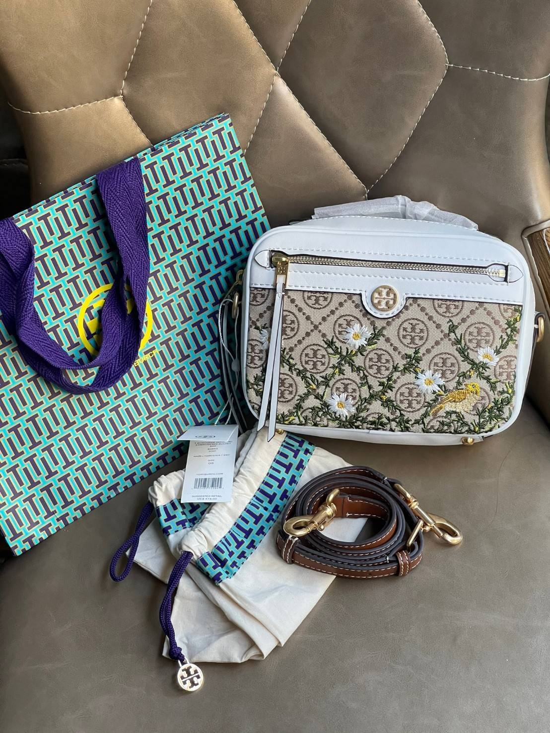 TORY BURCH T MONOGRAM JACQUARD CAMERA BAG การออกแบบที่เรียบง่าย แต่ยังคงความหรูหราเอาไว้ โดดเด่นด้วยลวดลาย T Monogram ซึ่งสามารถบ่งบอกความเป็นตัวตนของแบรนด์ได้อย่างชัดเจน มาพร้อมกับสายสะพายแบบสายสปอร์ต ภายในกว้างขวาง ตอบสนองการใช้งานได้ดี มีหูหิ้วด้านบนสา