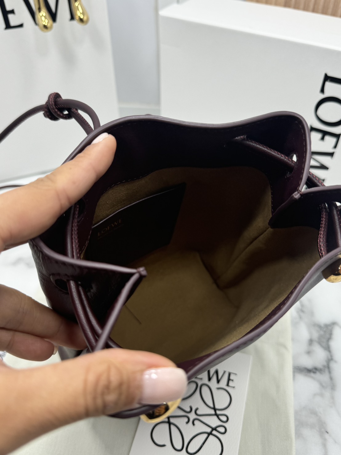 ORI หนังแท้ | LOEWE pebble pouch in smooth กระเป๋าทรงโท้ทดีไซน์คลาสสิค เรียบง่ายแต่ดูแพง มีระดับสุดๆ แต่งหมุดปั้มโลโก้แบรนด์สีทองสวยโดดเด่น เหมาะเป็นไอเท็ม everyday bag จริงๆ