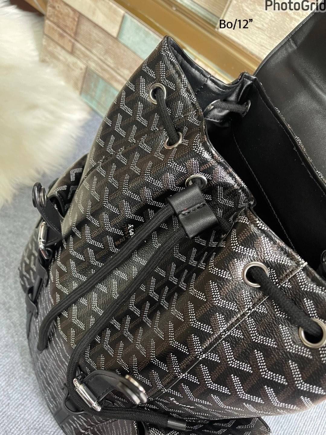 Goyard Backpack Bag Large Size กระเป๋าเป้ใบใหญ่ ดีไซน์สวยคลาสสิกเป็นเอกลักษณ์ ใช้ได้ทั้งหนุ่มๆและสาวๆ ตกแต่งลวดลายโลโก้แบรนด์เรียบหรู ภายในจุของได้เยอะมาก ใหญ่จริง!! ใบนี้คุ้มค่าราคามากๆ ทั้งดีไซน์และฟังก์ชั่นการใช้งาน ตอบโจทย์แน่นอน จะใส่เสื้อผ้าสำหรับ s