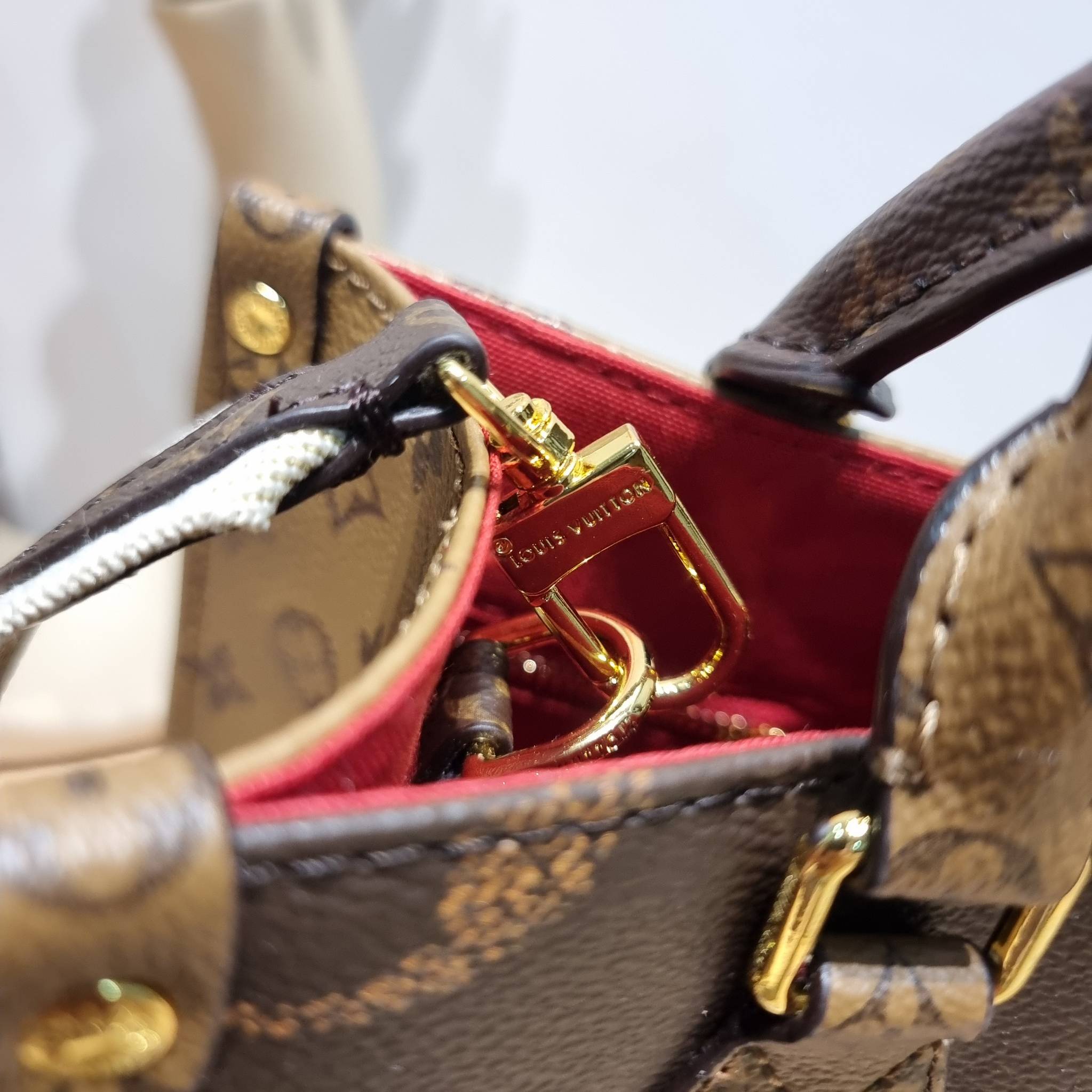 LV Onthego Small Bag กระเป๋าทรงโท้ทดีไซน์ใหม่ พร้อมสายสะพายสปอร์ตและใบลูก LV small tote with strap โทนสีคลาสสิคใช้งานง่าย ตอบโจทย์ได้ทุกลุค ทุกสไตล์