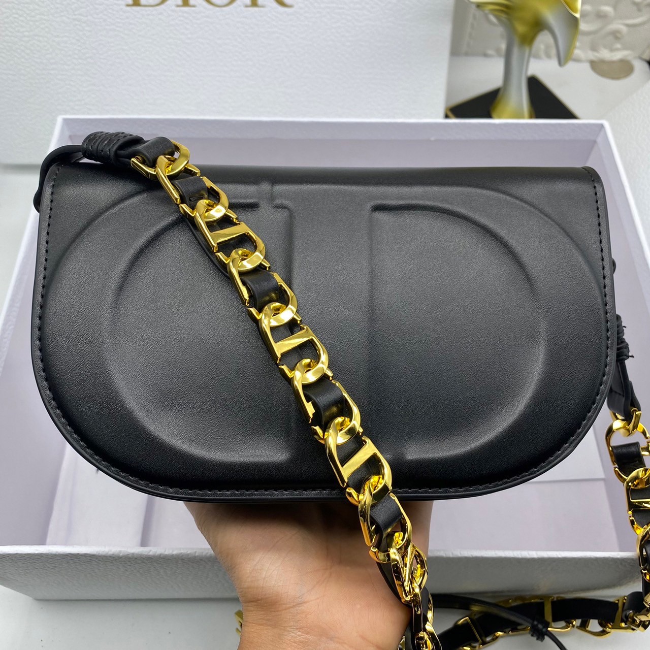 DIOR CD Signature Bag with Strap / CD OVAL CAMERA BAG / Dior Camera Bag ดีไซส์ใหม่ล่าสุด บ่งบอกถึงความหรู แต่ใช้งานได้โอกาส ใช้ได้ทั้งชายหญิง กระเป๋าสะพายทรงกล้อง ขนาดกะทัดรัด ไซส์สะพายคล่องตัว สีผู้ดีมากๆ