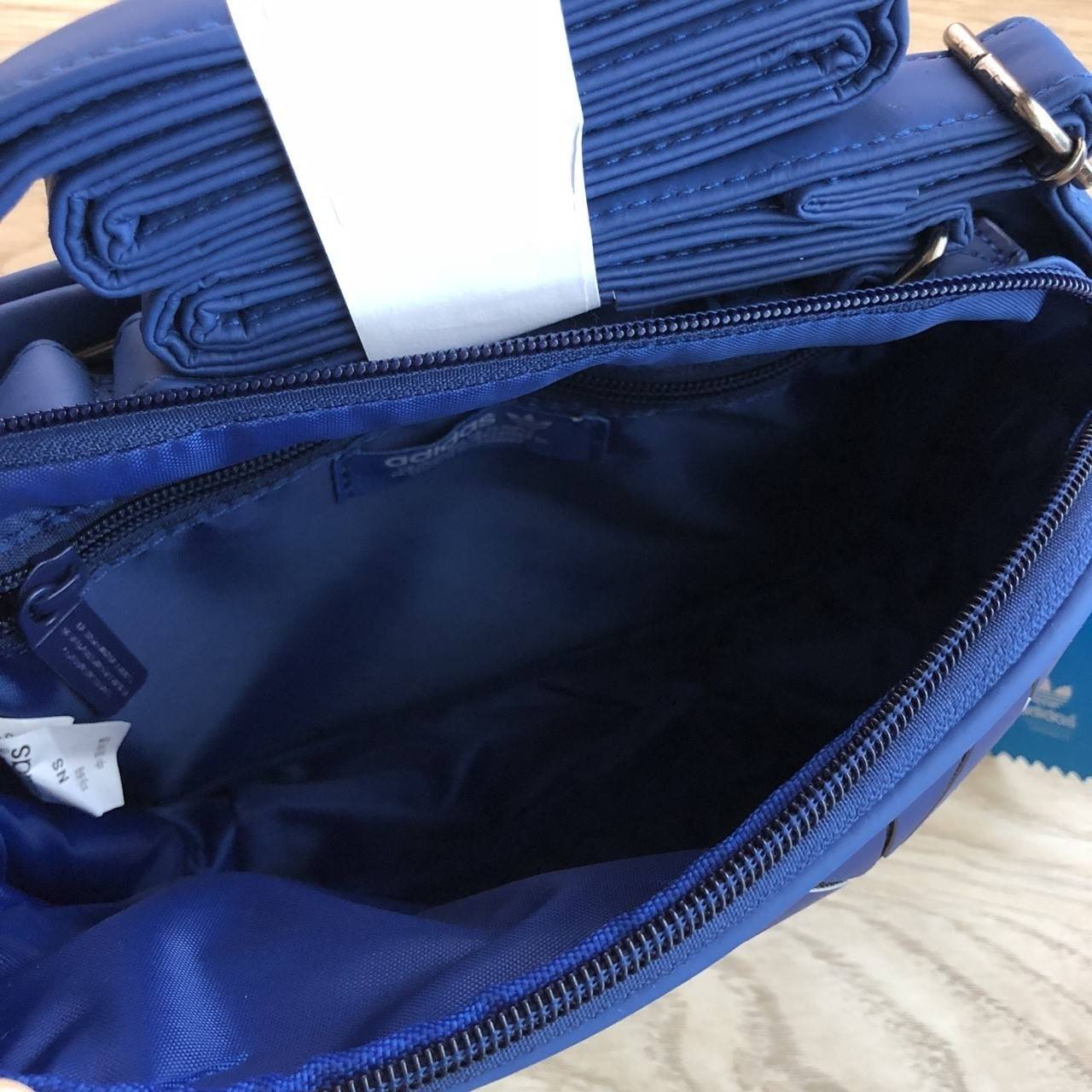 Adidas mini Airline bag กระเป๋าสะพายข้างแนว sport วัสดุด้านหน้าเนื้อ matte ผสมหนังนิ่มค่ะ น้ำหนักเบา ด้านหน้าติดโลโก้แบรนด์ เปิดปิด กระเป๋าแบบซิป ภายในโล่ง ใส่ของจุพอประมาณค่ะ มีช่องซิป หนึ่งช่อง ด้านหลังมีอีก 1 ช่องซิป:สายสะพายปรัยได้ freesize ขนาดกำลังด