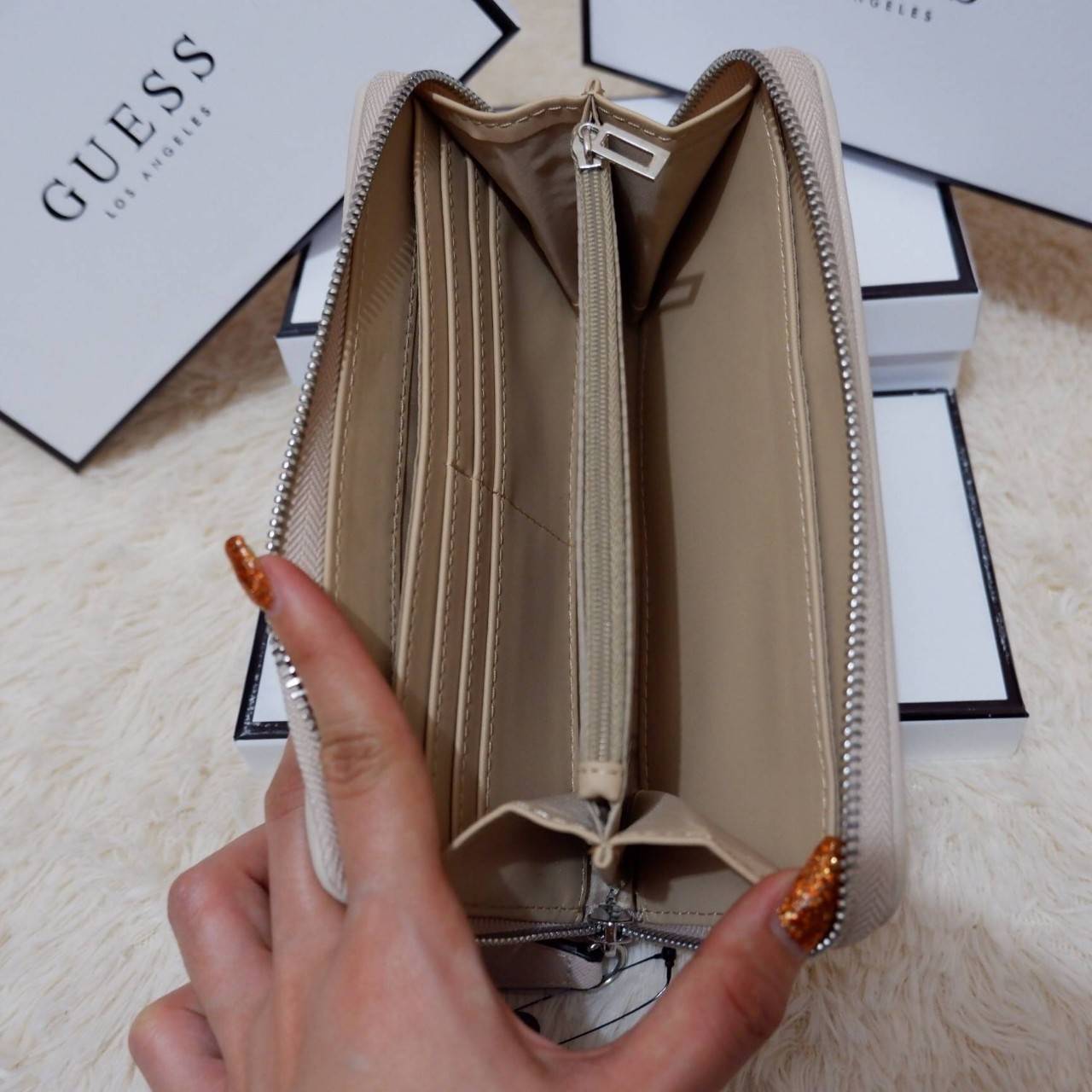 GUESS FACTORY WOMEN'S WALLET กระเป๋าสตางค์ใบยาว ดีไซน์สวยหรู วัสดุหนังนิ่ม ปั๊มลายแบรนด์คมชัด ประดับโลโก้แบรนด์สวย เปิดปิดด้วยซิปบน ภายในมีทั้ง ช่องใส่ธนบัตร แบงก์พัน และช่องใส่บัตรหลายช่องแยกเป็นสัดส่วน ภาพถ่ายจากสินค้าจริงสวยน่าใช้ค่ะ สาวๆที่กำลังห