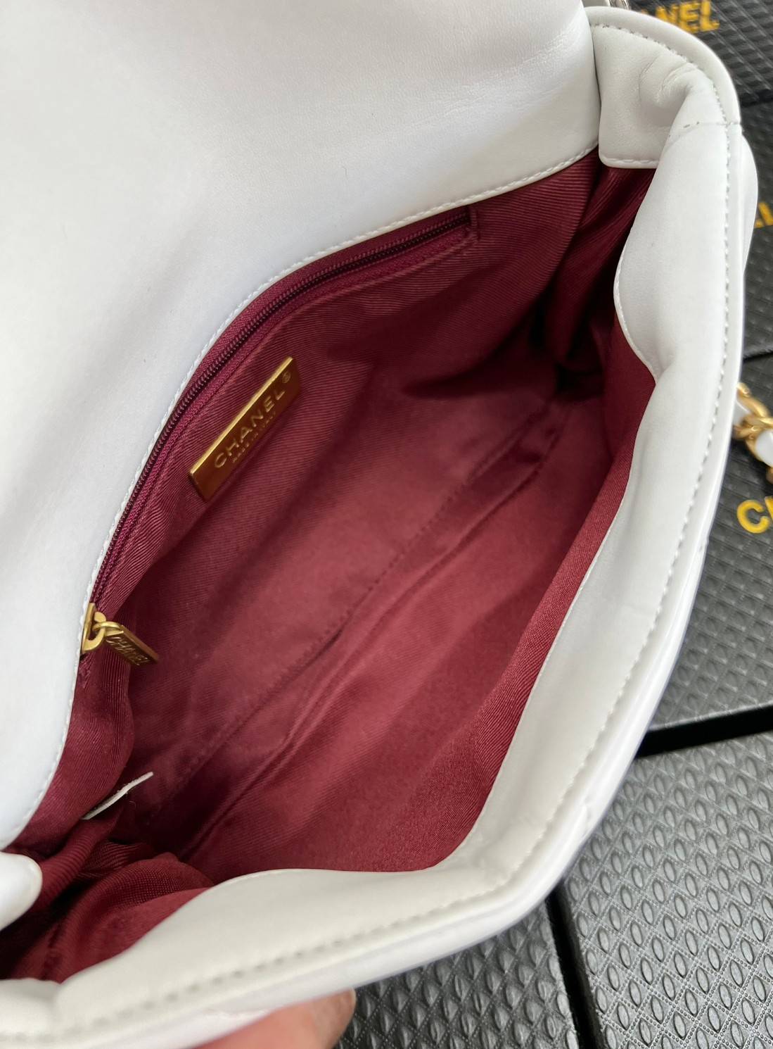 CHANEL 19 FLAP BAG / CHANEL LEATHER SHOULD BAG จำนวนจำกัด_หนึ่งในรุ่นที่สาวๆต้องมีค่า 🌟พร้อมส่ง ที่สุดของความคลาสสิค ห้ามพลาด ก่อนหมดค่ะ! กับกระเป๋าที่สามารถหิ้วได้