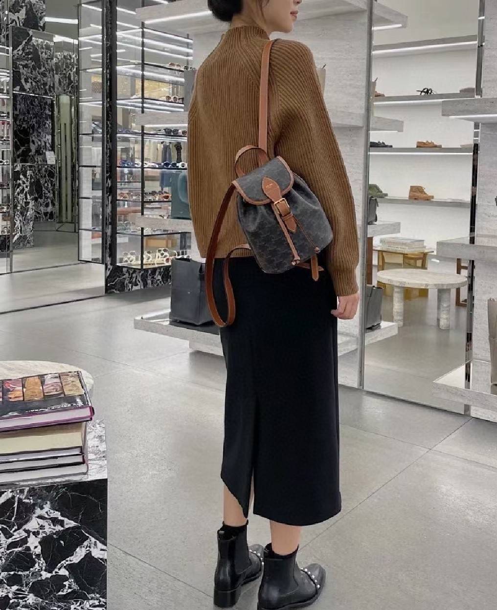 VIP 】CELINE MINI RUCKSACK VIP GIFT WITH PURCHASE (GWP) พรีเมี่ยมกิ๊ฟ Limited Edition จาก CELINE HAUTE PARFUME DUTYFREE COUNTER วัสดุ COATED CANVAS หนังสวยหรูอยู่ทรงกันน้ำเปิดปิดด้วยฝาปิด Belt มีโลโก้แบรนด์และสายรัด Drawstring ภายในโล่งสามารถใส่กระเป๋าสตาง