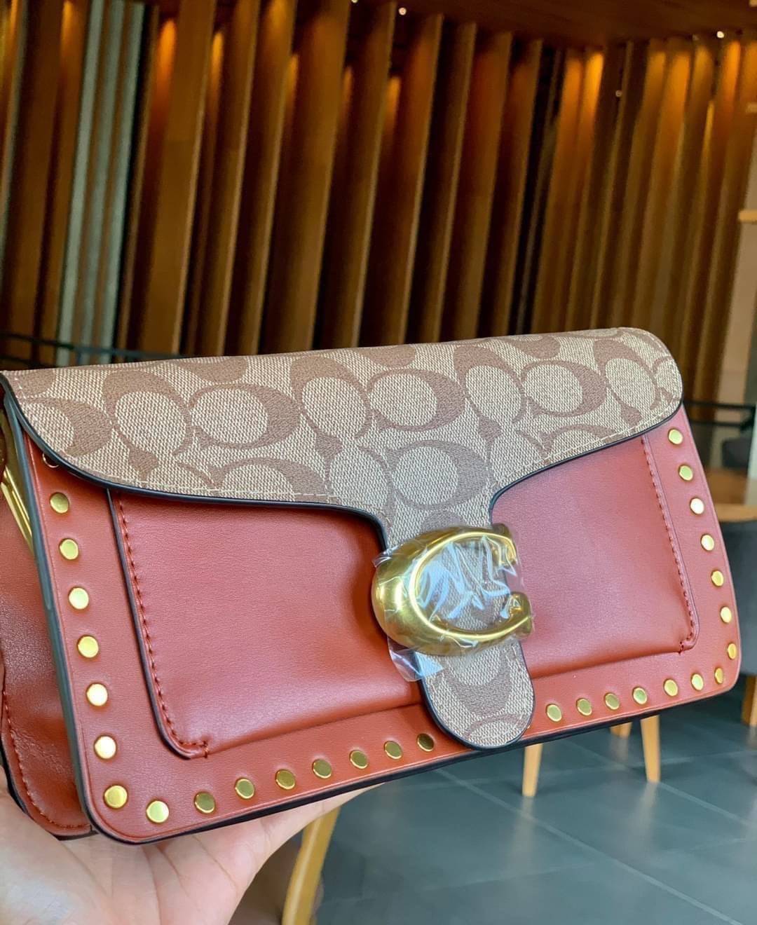 COACH TABBY SHOULDER BAG 26 พร้อมส่งที่ไทยอีกครั้งค่ะ!! กระเป๋าหิ้ว//คล้องไหล่//สะพายข้างได้ สุดคุ้ม! หนังแท้เรียบคลาสสิคเพิ่มความหรูเข้ามาค่ะ ด้านหน้ามีอะไหล่แบรนด์ตัวใหญ่โดดเด่น เปิดปิดกระเป๋าแบบกระดุมแม่เหล็ก ภายในมีช่องหลักใส่ของ2ช่อง;สามารถใส่กระเป๋า