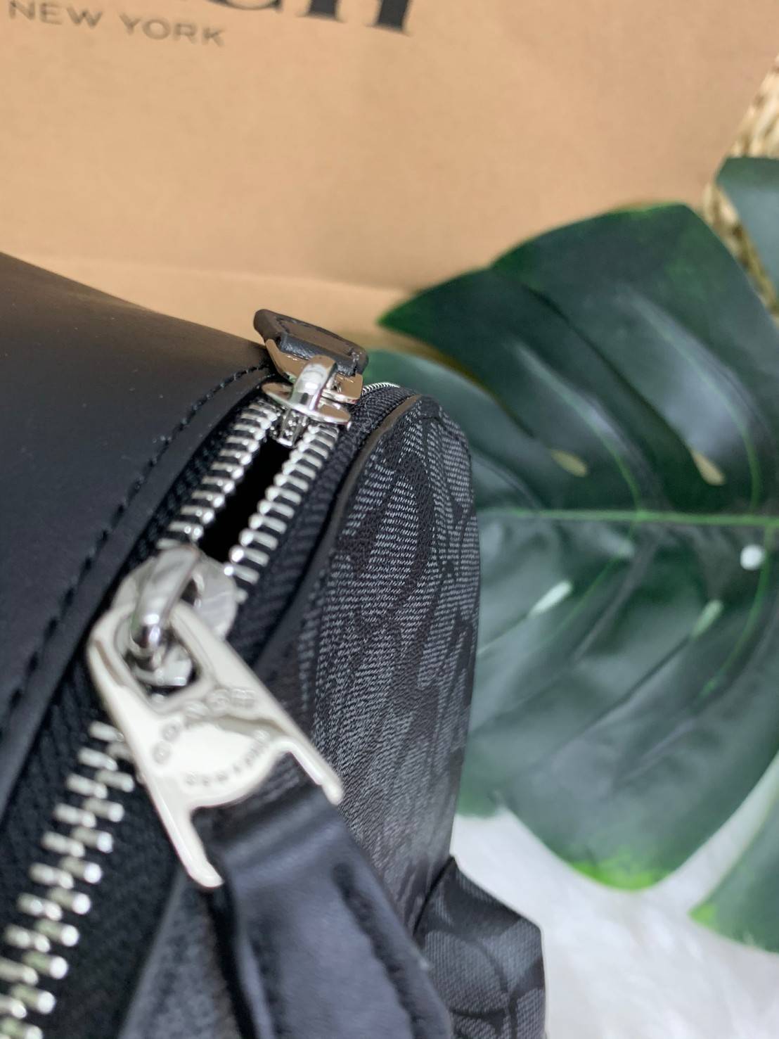 OUTLET 】COACH MEDIUM CHARLIE BACKPACK IN SIGNATURE ((32200)) พร้อมส่งที่ไทยอีกครั้งค่ะ! กระเป๋าสะพายหลังขนาดกลาง หนังแท้+ไนล่อน ด้านหน้ามีช่องซิปให้หนึ่งช่อง;เปิดปิดช่องหลักแบบซิปคู่ ภายในกว้างใส่สัมภาระได้จุนะคะ พร้อมช่องซิปให้อีกช่องค่ะ;สายสะพายสามารถเล