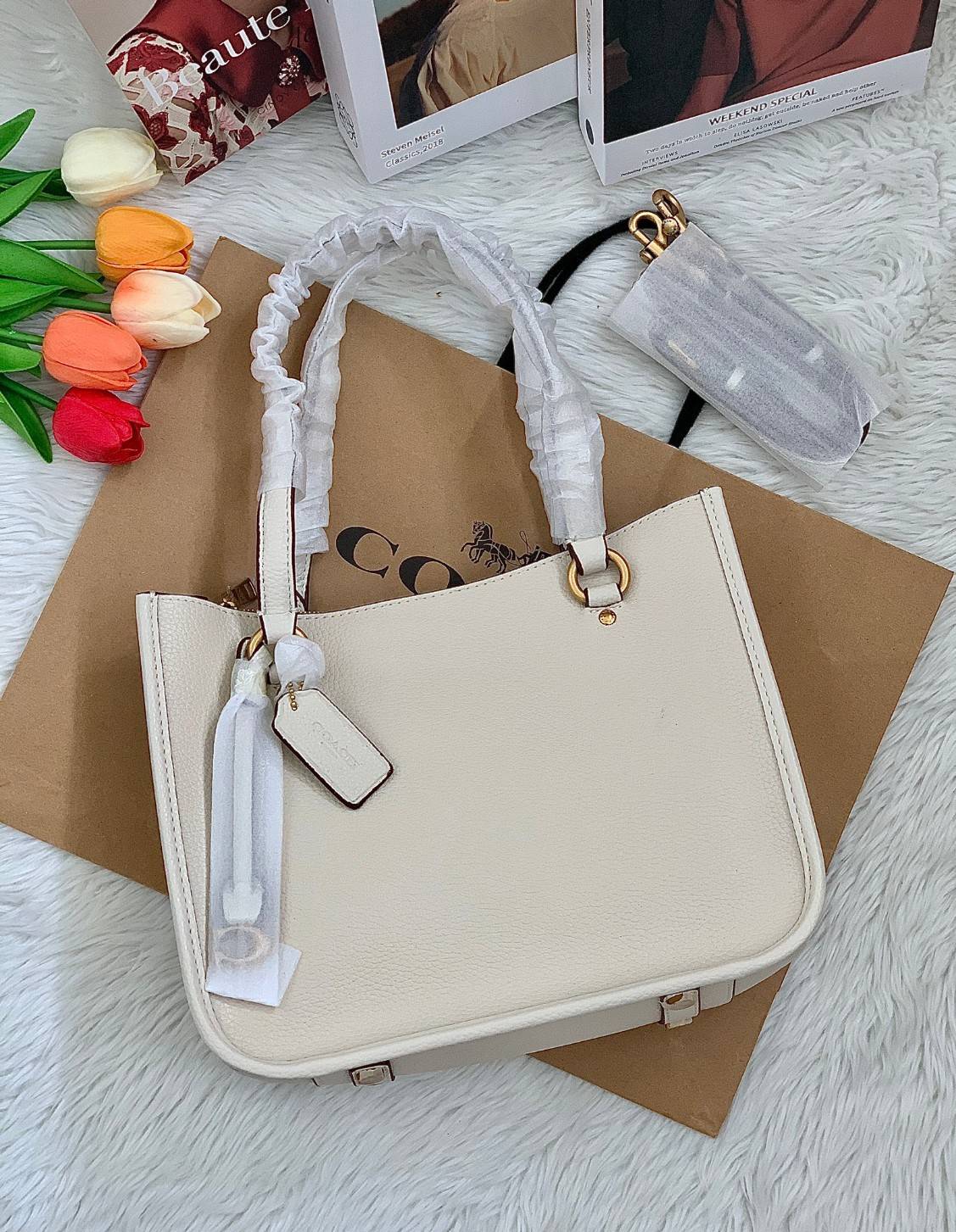 COACH C3889 TYLER CARRYALL 28 IN SIGNATURE CANVAS ((C3460//C3889)) รุ่นยอดฮิตที่สาวๆหลายคนเรียกร้อง กับกระเป๋าถือ/สะพายทรงสวย ที่มาพร้อมสายสะพายไหล่ในตัว และสายครอสบอดี้สำหรับสะพายข้าง ตัวกระเป๋าถูกแบ่งเป็นสัดส่วนสวยงาม มีช่องซิปกลางที่ใหญ่พอสมควร และยังม