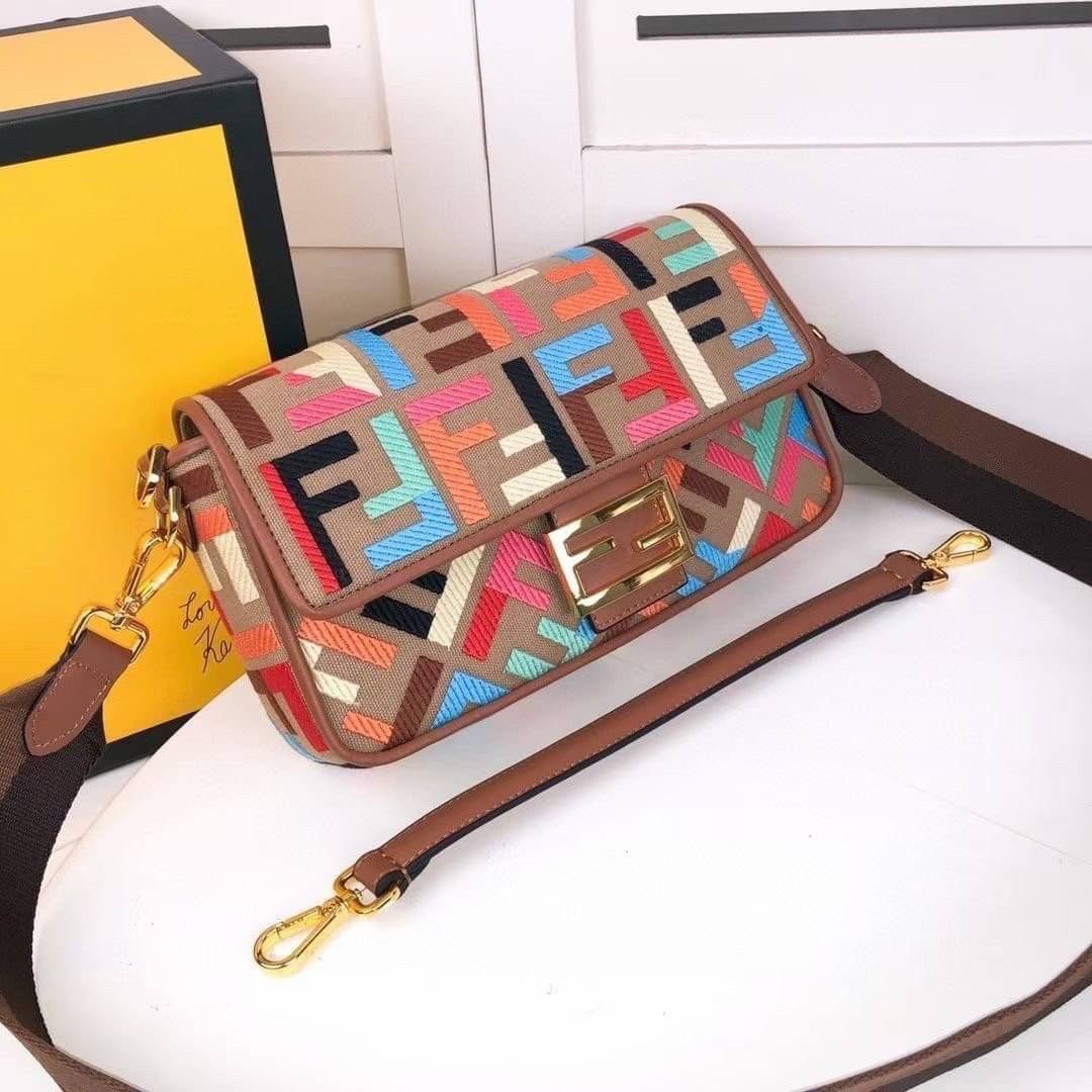 หนังแท้ Fendi Baguette Multicolour bag in canvas with FF monogram medium กระเป๋าสะพายอันเป็นเอกลักษณ์ งานหนังแท้พร้อมทอลายนูน FF ที่มีการปักแบบทูโทน ตัดแต่งด้วยหนังและประดับด้วยตัวล็อค FF มาพร้อมสาย 2 แบบ สำหรับคล้องแขน และสายครอสบอดี้สีทูโทน ภายในเป็นช่อ