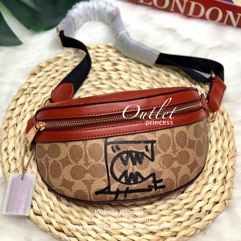 COACH SIGNATURE X GUANG YU BELT BAG New arrival Limited edition !! กระเป๋าสะพาย คาดอก/ เอวได้ วัสดุหนังแท้ รุ่น limited ใน collectionCoach x Disney รุ่น มีช่องซิปหน้า-หลัง ใส่ wallet กลาง มือถือได้ทุกรุ่น และของใช้ส่วนตัว สายปรัยได้ค่ะ