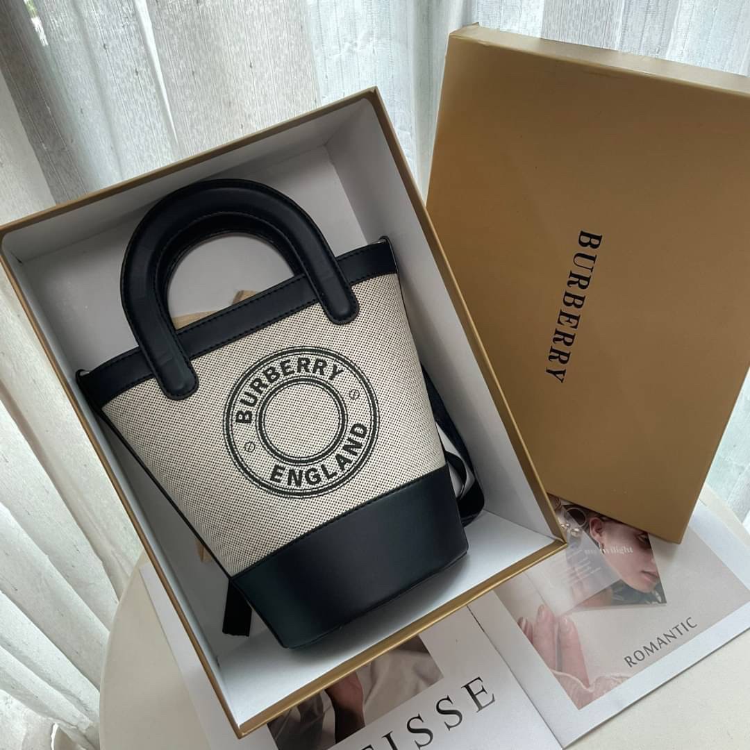 BURBERRY MINI CANVAS CROSSBODY BAG / BURBERRY BUCKET BAG *งานหรูมาก กระเป๋าทรง CROSSBODY ใบขนาดกำลังดี *ผ้าแคนวาสคาดหนังวัวแท้ ปักโลโก้แบรนด์ด้านหน้า ด้านในเปิดปิดด้วยกระดุมคาด สามารถใส่กระเป๋าสตางค์ยาว สมุดบัญชีได้