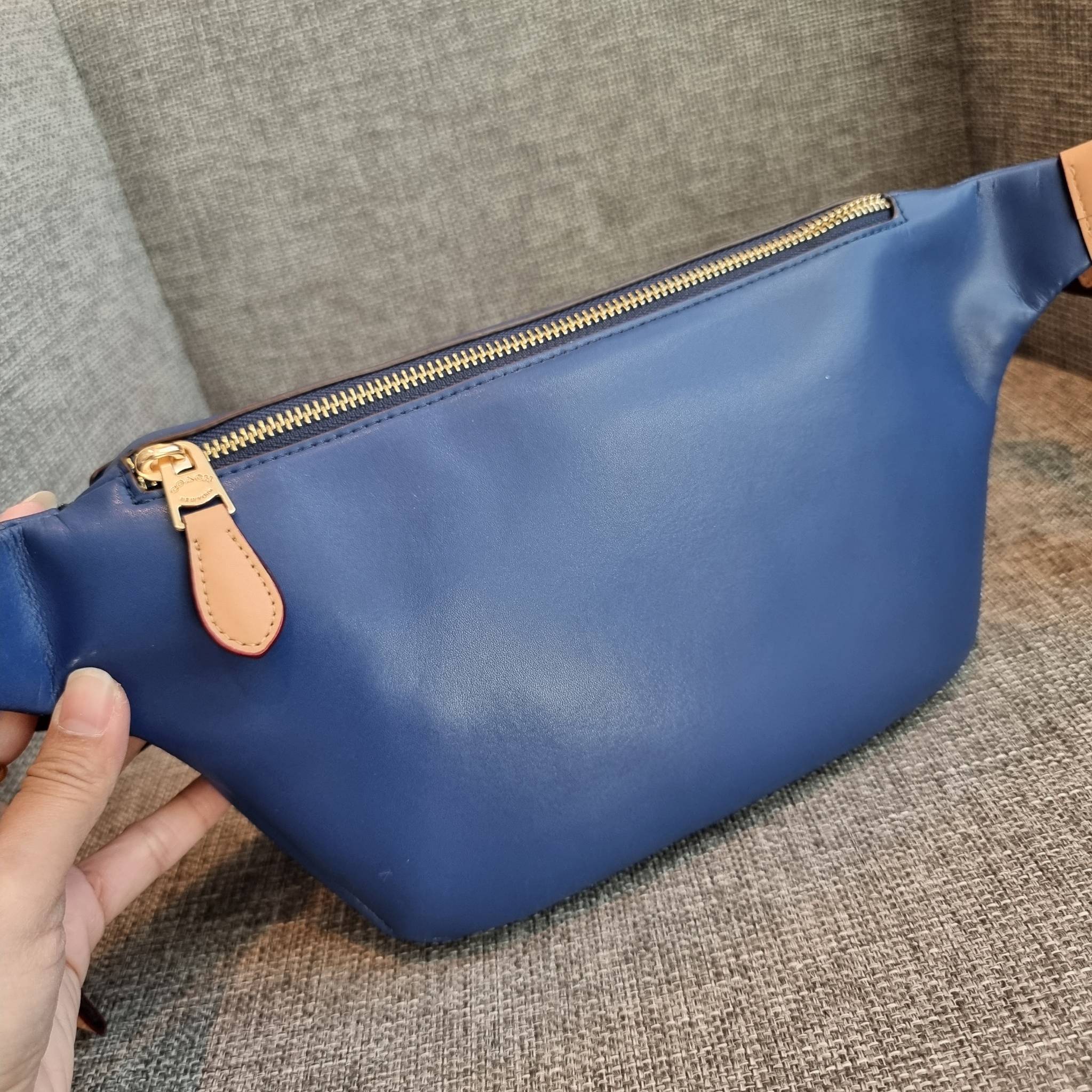 OUTLET 】COACH C4035 HERITAGE BELT BAG IN SIGNATURE CHAMBRAY ใหม่ล่าสุด กระเป๋าคาดอกสุดชิคสำหรับหนุ่มๆ เป็นดีไซน์กึ่งสปอร์ตที่ดูหรูมากๆ แพทเทิร์นเป็นที่ใช้งานง่าย วัสดุผ้าแชมเบรย์สลับหนังแท้ ไม่หนาไม่บางจนเกินไป มีช่องด้านหน้า และซิปหลัก ภายในโล่งกว้าง จุข