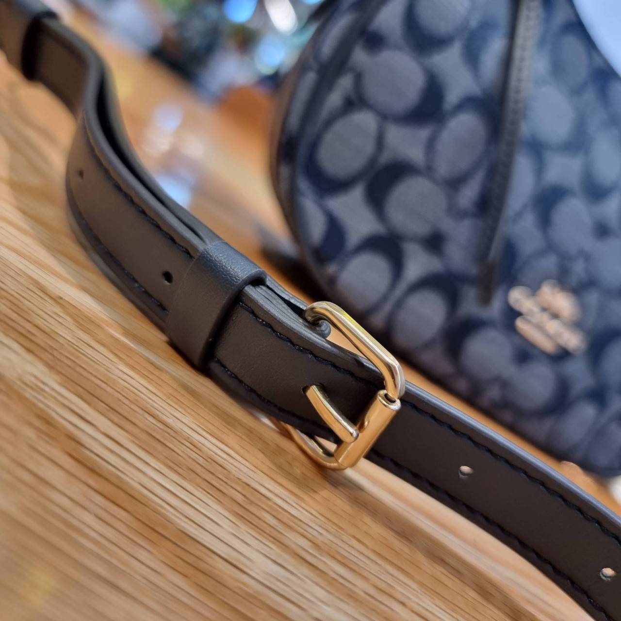 COACH C8163 KLEO HOBO IN SIGNATURE CHAMBRAY ใหม่ล่าสุด คอลเลคชั่นสุดคิ้วท์ ที่สาวๆต้องหลงรัก กระเป๋าสะพายทรงโฮโบ ที่ดีไซน์มาให้ปรับใช้งานได้หลากหลาย วัสดุผ้าแชมเบรย์ คมสวย รูดเปิด-ปิดด้วยซิป ภายในเป็นช่องโล่ง สายคล้องสามารถถอดออกใส่สายยาวสะพายข้างได้ หรือ