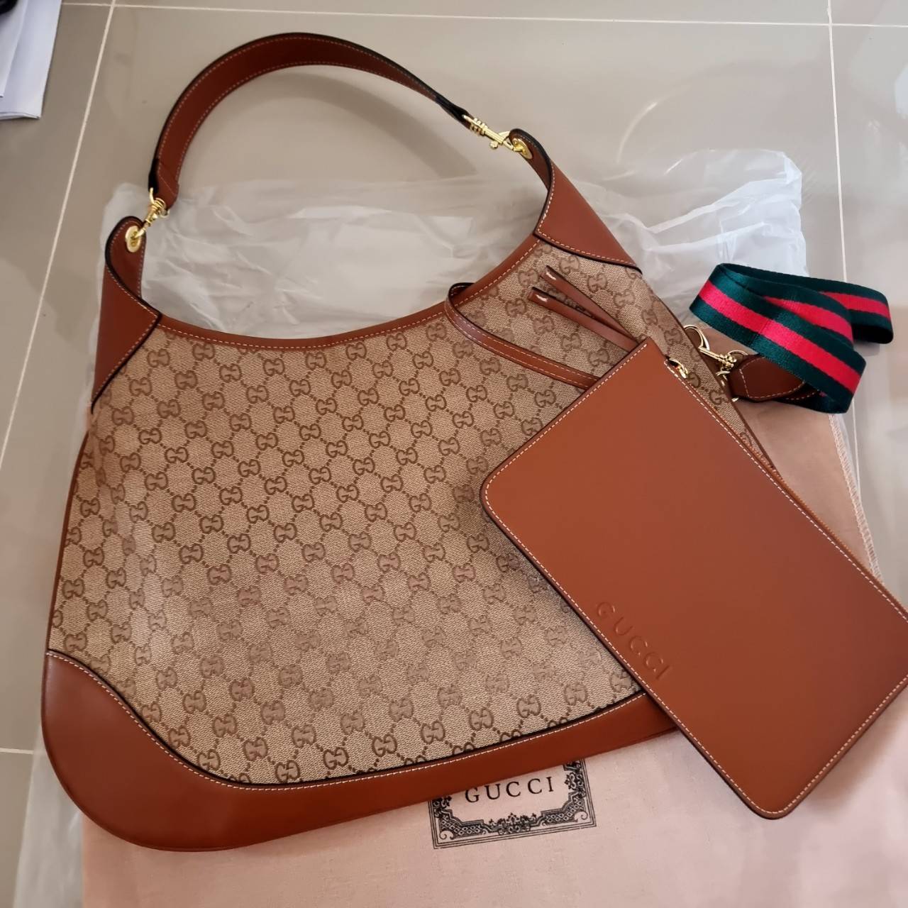 GUCCI B shoulder bag กระเป๋าสะพายไหล่รุ่นใหม่ล่าสุด สวยเริ่ดมากๆ เรียกว่าเป็นกระเป๋าที่เป็นกระแสสุดๆ และใช้ได้แบบ unisex ใบใหญ่ใส่ของได้แบบจุกๆ