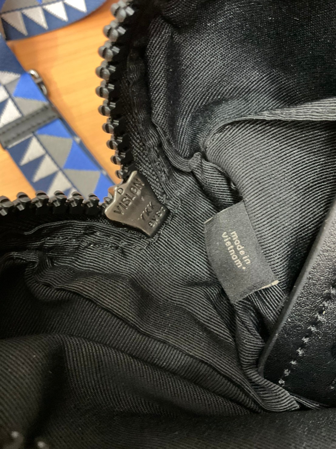 COACH NORTH/SOUTH EDGE CROSSBODY (COACH 5626) IN SIGNATURE CANVAS (COACH 6788) กระเป๋าสะพายผู้ชาย กระเป๋าสะพายรุ่นใหม่ ชนช็อป (!!)รุ่นหายาก สี COBALT MULTI วัสดุทำจาก หนังลูกวัวแท้ เนื้อเรียบ พิมพ์ลาย ขนาดกำลังดี