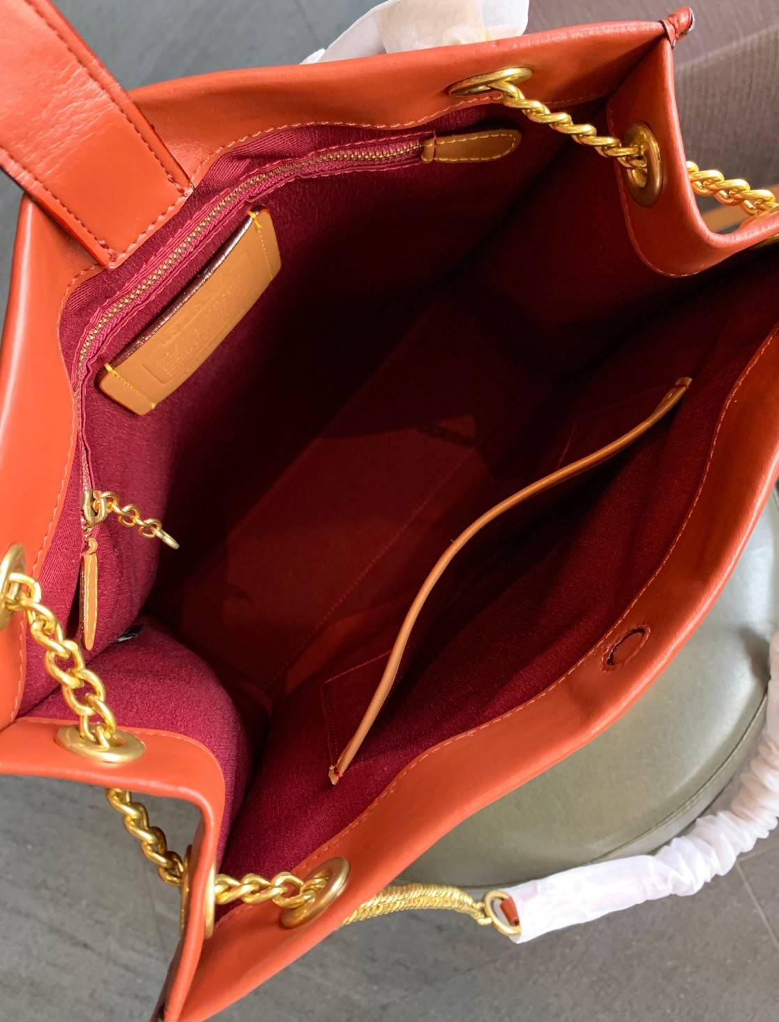 LIMITED EDITION 📣รุ่นใหม่ล่าสุด ยังไม่มีในช๊อปไทยจ้าา❗️ COACH CHAIN CASHIN TOTE ((C6338//C6620)) พร้อมส่ง สินค้าเข้าใหม่ ห้ามพลาดค่าา! กระเป๋าทรงTote สูง สามารถใส่เอกสาร//A4 ได้ วัสดุหนังแท้นิ่ม น้ำหนักเบาค่ะ 🔺จุดเด่นของรุ่นคือสายสะ