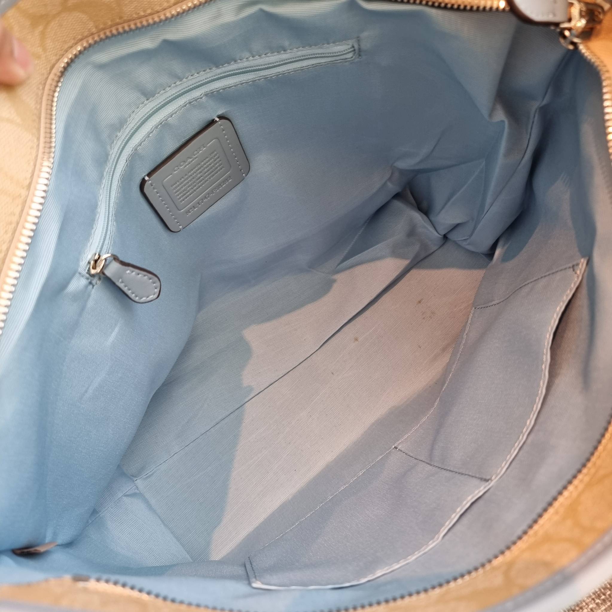 OUTLET 】COACH F58292 CITY ZIP TOTE IN SIGNATURE 16" รุ่นขายดี!! ไซส์ใหญ่ สีสวยมาให้แบบจัดเต็ม!! กระเป๋าถือทรงโท้ทใบใหญ่ สวยน่าใช้ทุกสี สะพายคล้องไหล่ได้เก๋ๆ จุของแน่นๆไปเลยจ้า!! วัสดุหนังแคนวาสคุณภาพ ปากกระเป๋าเปิด-ปิดด้วยซิป กันของหล่นได้ ถือไปไหนก็