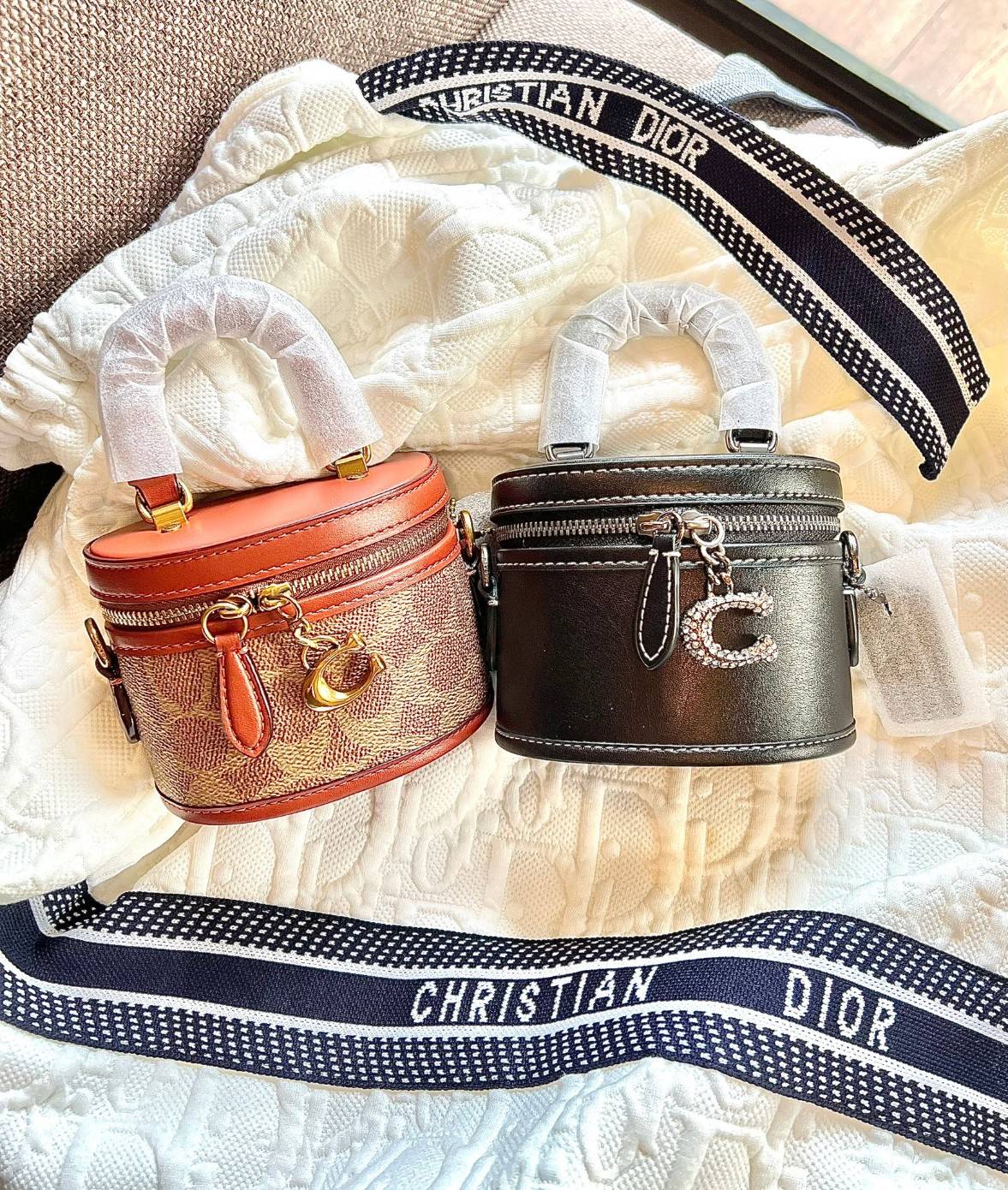 COACH TRAIL CROSSBODY 12 IN SIGNATURE CANVAS CE768 // CE769 มอบเป็นของขวัญปีนี้ รุ่นนี้ต้องเข้าแล้วล่ะคะ พร้อมส่งที่ไทยจำนวนจำกัด! ได้ล๊อตเปิดตัวราคาดีสุดมาค่ะ🎁มอบทันใช้ในช่วงเทศกาลปีใหม่นี้กันค่าา สวยไร้ที่ติ ✔️กระเป๋าใส่ของจำเป็นจุกจิก หน