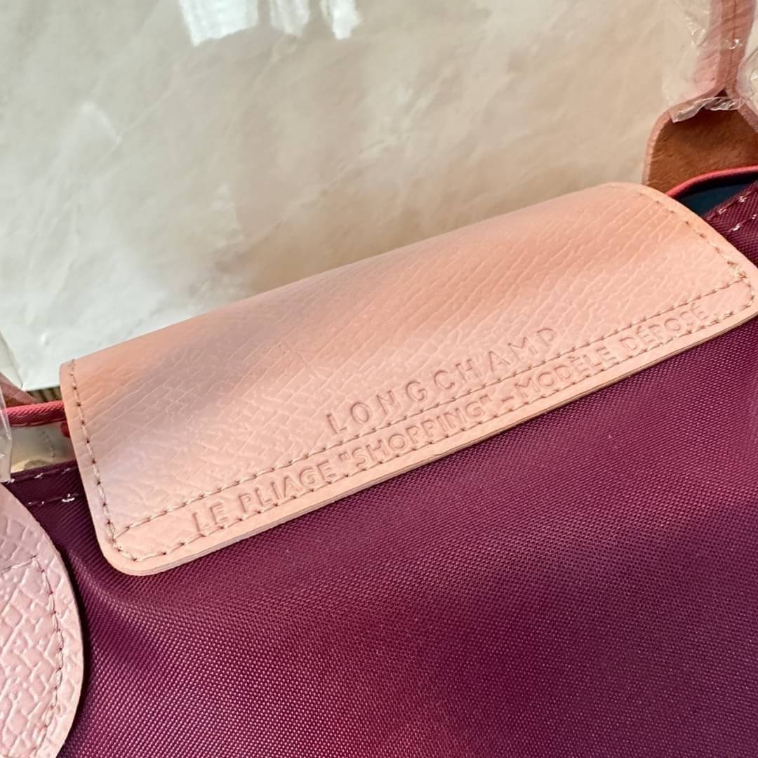 LONGCHAMP LE PLIAGE RE-PLAY TOP HANDLE BAG สินค้ารุ่นลิมิเต็ด collection สุดปัง ซื้อใบเดียวเหมือนได้2 ใบ กระเป๋าสะพายแนวตั้งที่กว้างขวาง มีเอกลักษณ์เฉพาะตัวแต่มีดีไซน์ที่น่าดึงดูด