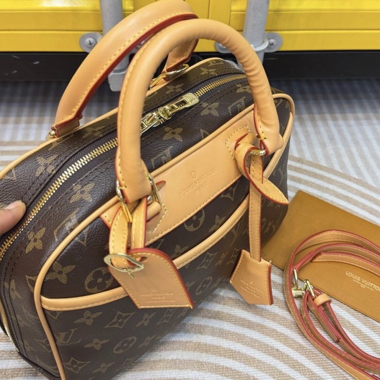 LV Monogram Trouville Handbag กระเป๋าสะพายดีไซน์คลาสสิควินเทจ รูปทรงใช้งานง่ายสะดวกคล่องตัว เรียบง่าย หรู ดูผู้ดี ปากกระเป๋ามีซิปเปิดปิด ภายในโล่งกว้าง พร้อมเสิร์ฟให้ในราคาน่ารักๆ