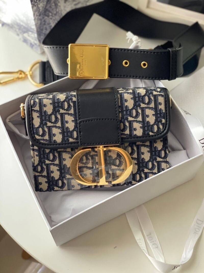17cm CHRISTIAN DIOR 30 MONTAIGNE BAG ไอเท็มหายาก!! Best seller!! ยกให้น้องเลย!! กระเป๋าทรงกะทัดรัด มี 2 ขนาด ดีไซน์เรียบหรูในความเป็นเอกลักษณ์ ใช้งานง่าย สะดวก ใช้งานได้ทุกโอกาส แนะนำเป็น everyday bag ติดตัวไว้เลยจ้าสาวๆ