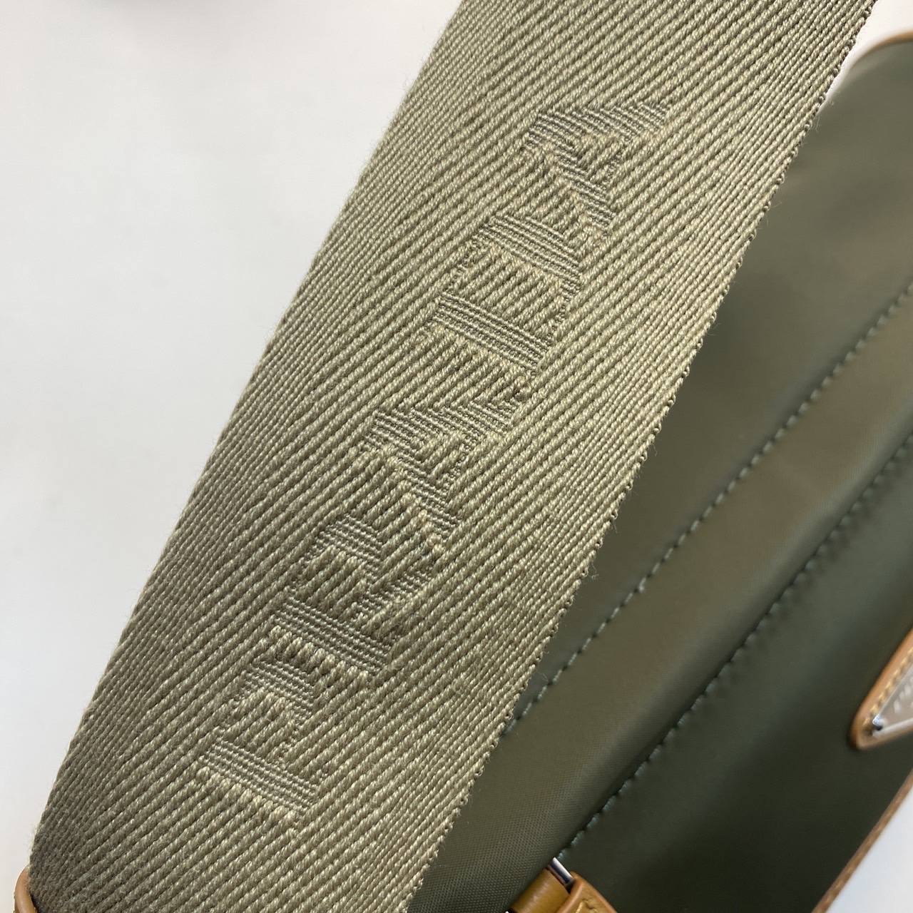 PRADA Re-Nylon and leather shoulder bag / PRADA Messenger Bag กระเป๋าสะพายคอมพลีทครีเอทลุคหล่อเท่ เกรดออริ สลับแท้ 1:1 ใช้งานต่างประเทศได้