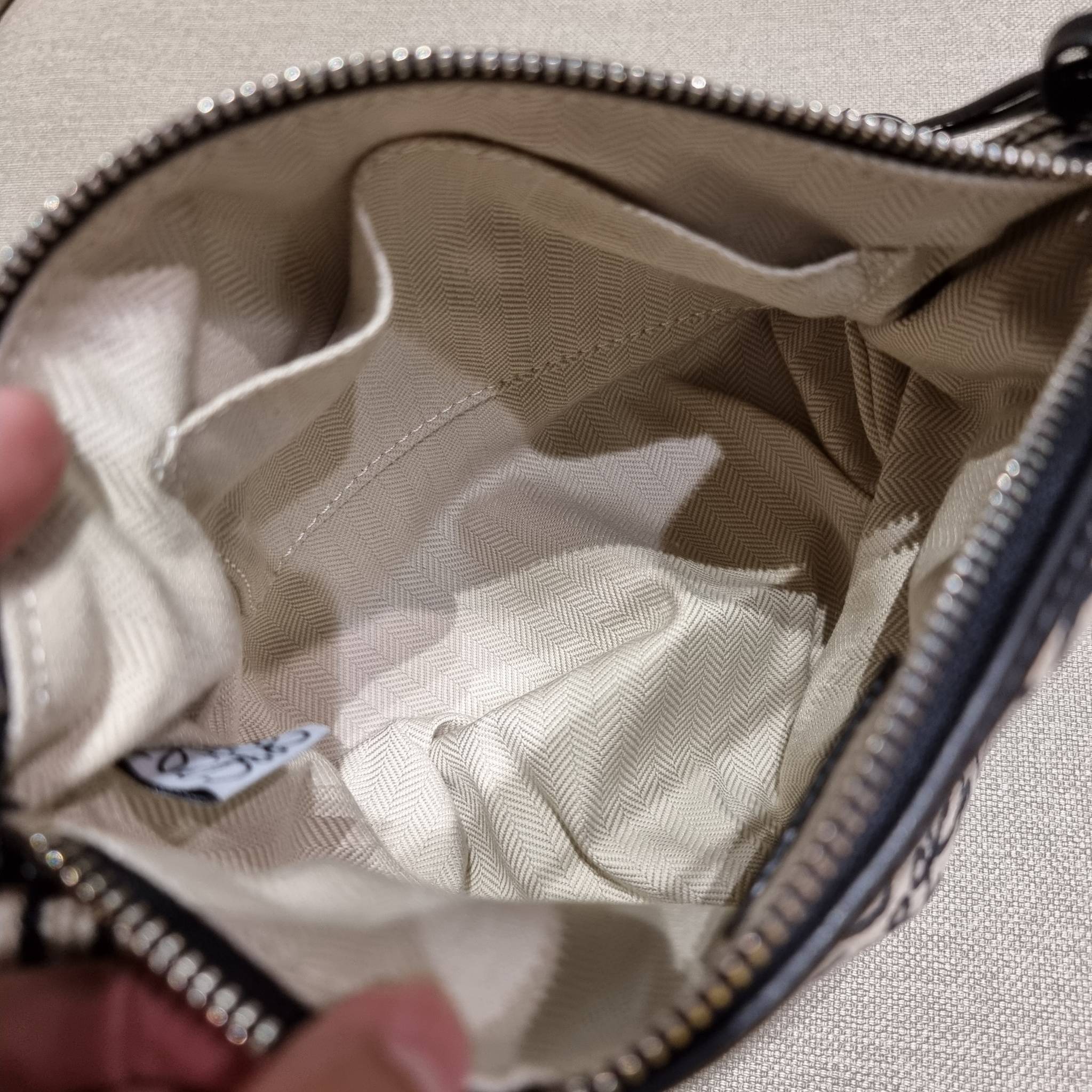 LOEWE SMALL CUBI BAG คอลเลคชั่นยอดฮิต กับสีใหม่ล่าสุด กระเป๋าทรงพอช ใบกำลังสวย ดีไซน์ดีเทลน่ารัก ด้วยลวดลายปักบนผืนผ้าคอตตอน มาพร้อมสายสะพายในตัว ที่ปรับความยาวได้อีกเล็กน้อย คล้องไหล่ คล้องแขนได้แบบสบายๆ เปิด-ปิดด้วยซิป ภายในเป็นช่องโล่ง มีช่องแบ่งอีกช่อ