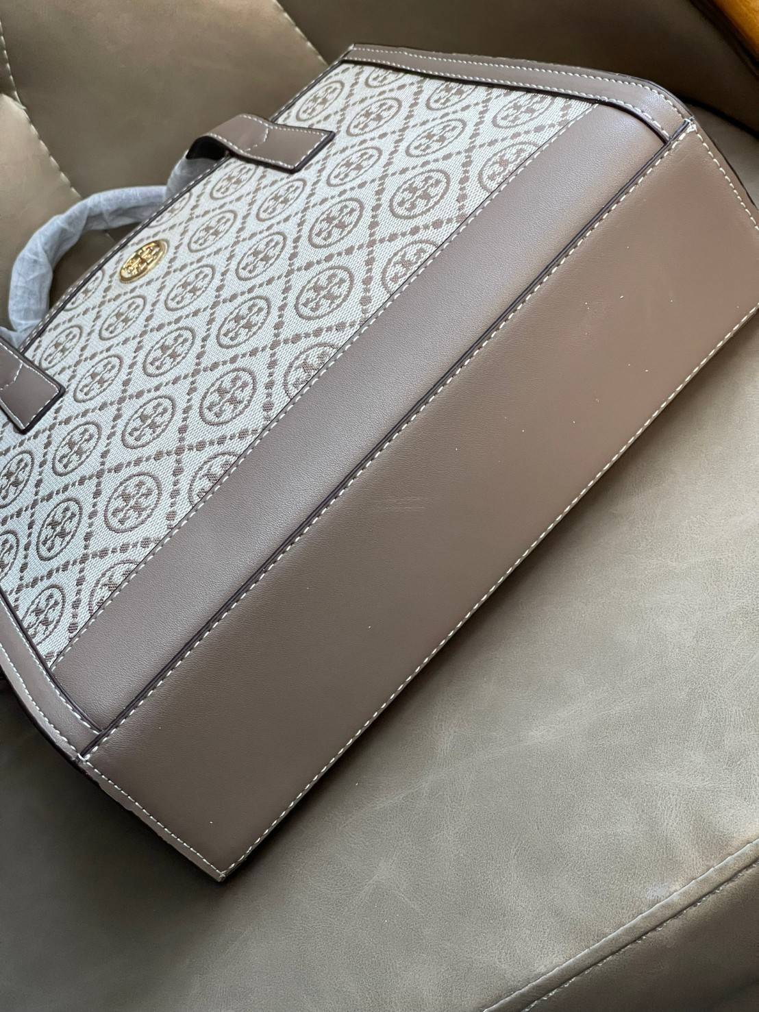 Tory burch T monograme Walker small sacthel คอลเลกชั่นนี้เป็นกระเป๋าที่ตอบโจทย์สาววัยทำงานอย่างมาก ใช้เป็น Everyday Bag สำหรับสาว ๆ เหมาะกับการใช้งานทุกช่วงเวลา ลวดลายของ T Monogram สุดคลาสสิก ตกแต่งขอบด้วยหนัง ยังจุของได้เยอะตอบโจทย์สาว ๆ ที่มีของใช้ส่วน