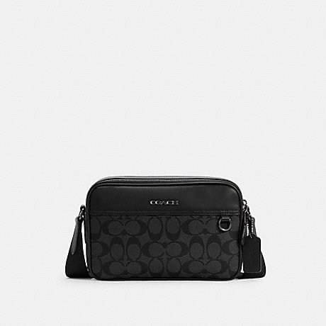 COACH GRAHAM CROSSBODY IN SIGNATURE CANVAS (COACH C4149) กระเป๋าครอสบอดี้รุ่นยอดฮิตสำหรับหนุ่มๆ ที่สาวๆก็ใช้ได้!! รูปทรงดีไซน์คลาสสิค ใช้งานสะดวก วัสดุหนังแคนวาสเคลือบลาย เปิด-ปิดด้วยซิป ภายในเป็นช่องโล่ง ใส่ของสำคัญได้ครบ สายสะพายปรับได้ตามตัว มีมาให้ช้อ