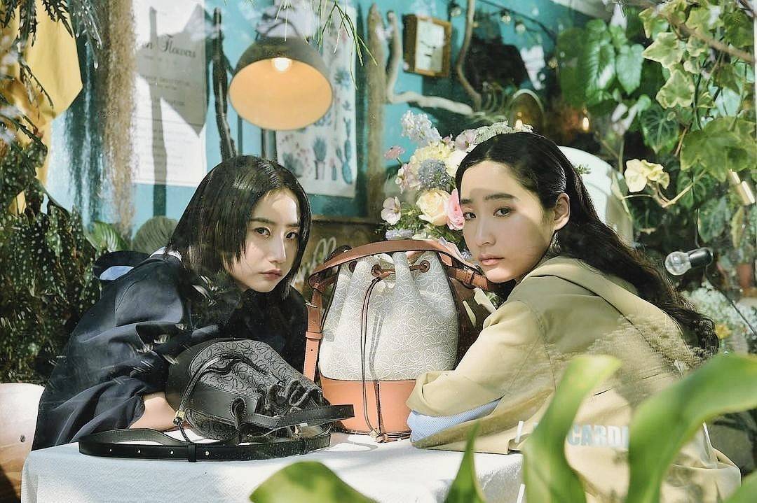 พรีเมี่ยมกิ๊ฟแท้ 100% 】LOEWE CROSSBODY ANAGRAM BUCKET BAG GIFT WITH PURCHASE (GWP) กระเป๋าถือหรือสะพายพรีเมี่ยมกิ๊ฟ Limited จาก LOEWE PERFUME DUTYFREE COUNTER รุ่นใหม่ล่าสุด Rare items หายากสุดเลอค่าวัสดุ Anagram Canvas ตัดหนังแท้ Calfskin สุดคลาสสิค