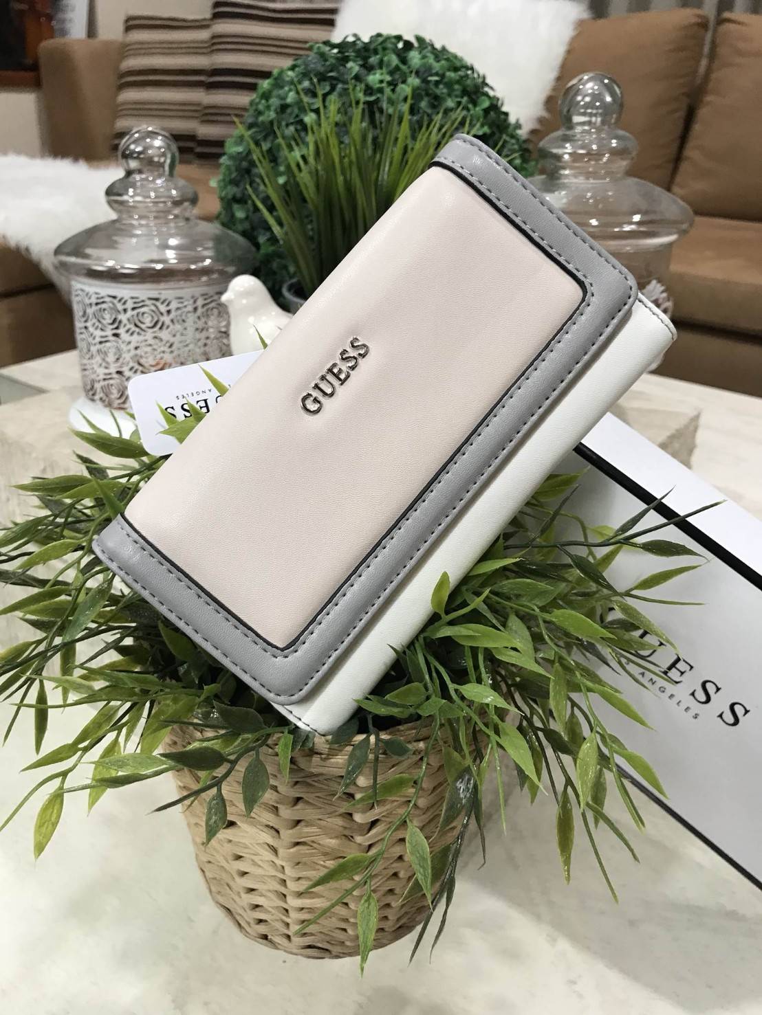 NEW ARRIVAL! GUESS FACTORY WOMEN'S WALLET 2018 กระเป๋าสตางค์หนังแกะสังเคราะห์แบบนิ่มสีขาวครีมตัดขอบเทาสวยลงตัว ด้านหน้ามีโลโก้แบรนด์อะไหล่เงิน ด้านหลังมี1ช่องซิป หัวซิปปั้มแบรนด์ เปิดปิดด้วยฝาปิด ภายในมีช่องใส่รูป ช่องใส่ธนบัตรและช่องใส่บัตรหลายช่องแ