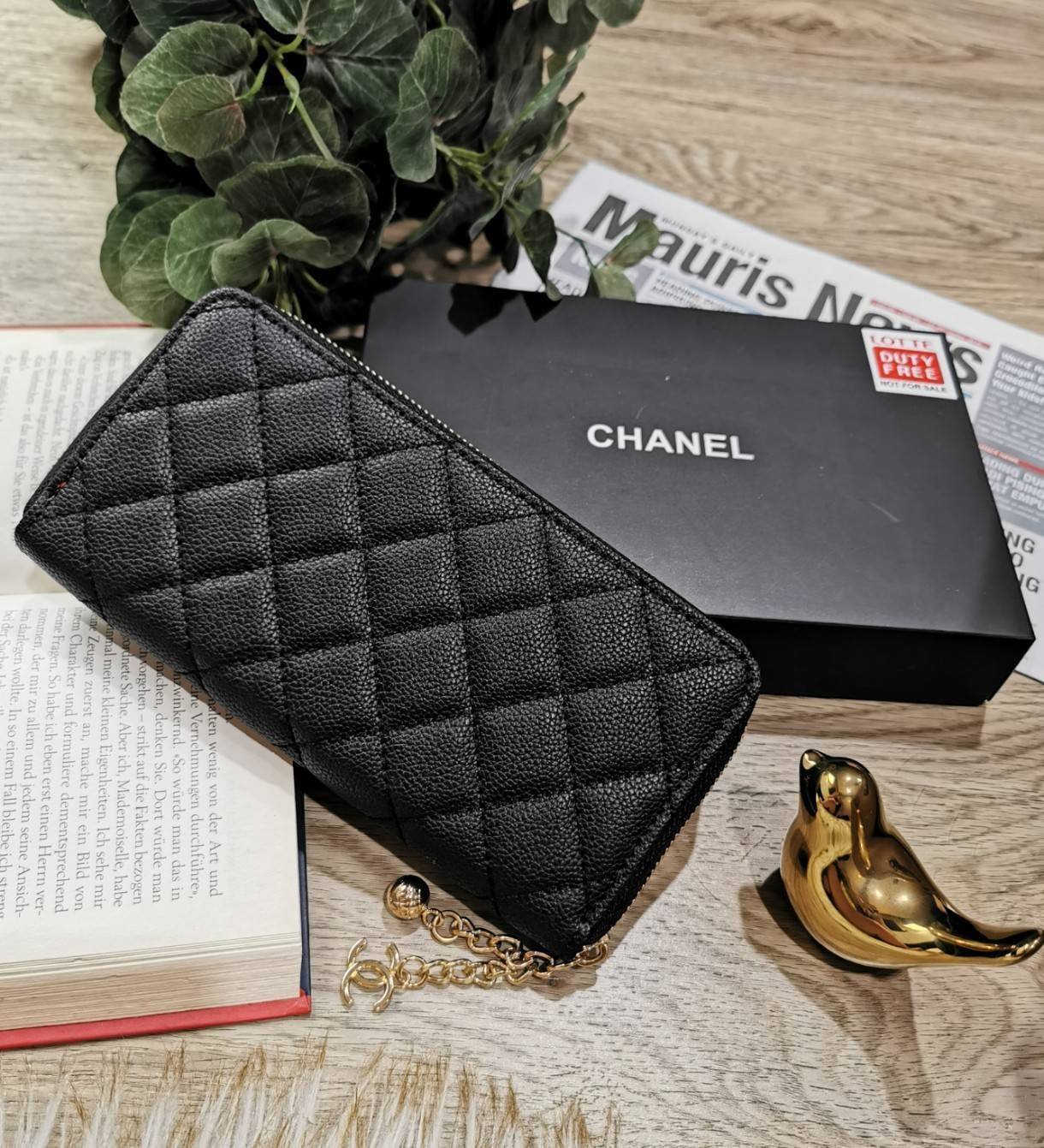 พรีเมี่ยมกิ๊ฟแท้ 100% 】Chanel Beaute Wallet Complimentary VIP Gift With Purchase (GWP) กระเป๋าสตางค์พรีเมี่ยมกิ๊ฟ จาก Chanel Cosmetic Counter Duty free วัสดุหนังคาเวียร์สวยหรูเปิดปิดด้วยซิปสะดวกใช้ ด้านหน้าประดับโลโก้แบรนด์อะไหล่ทอง