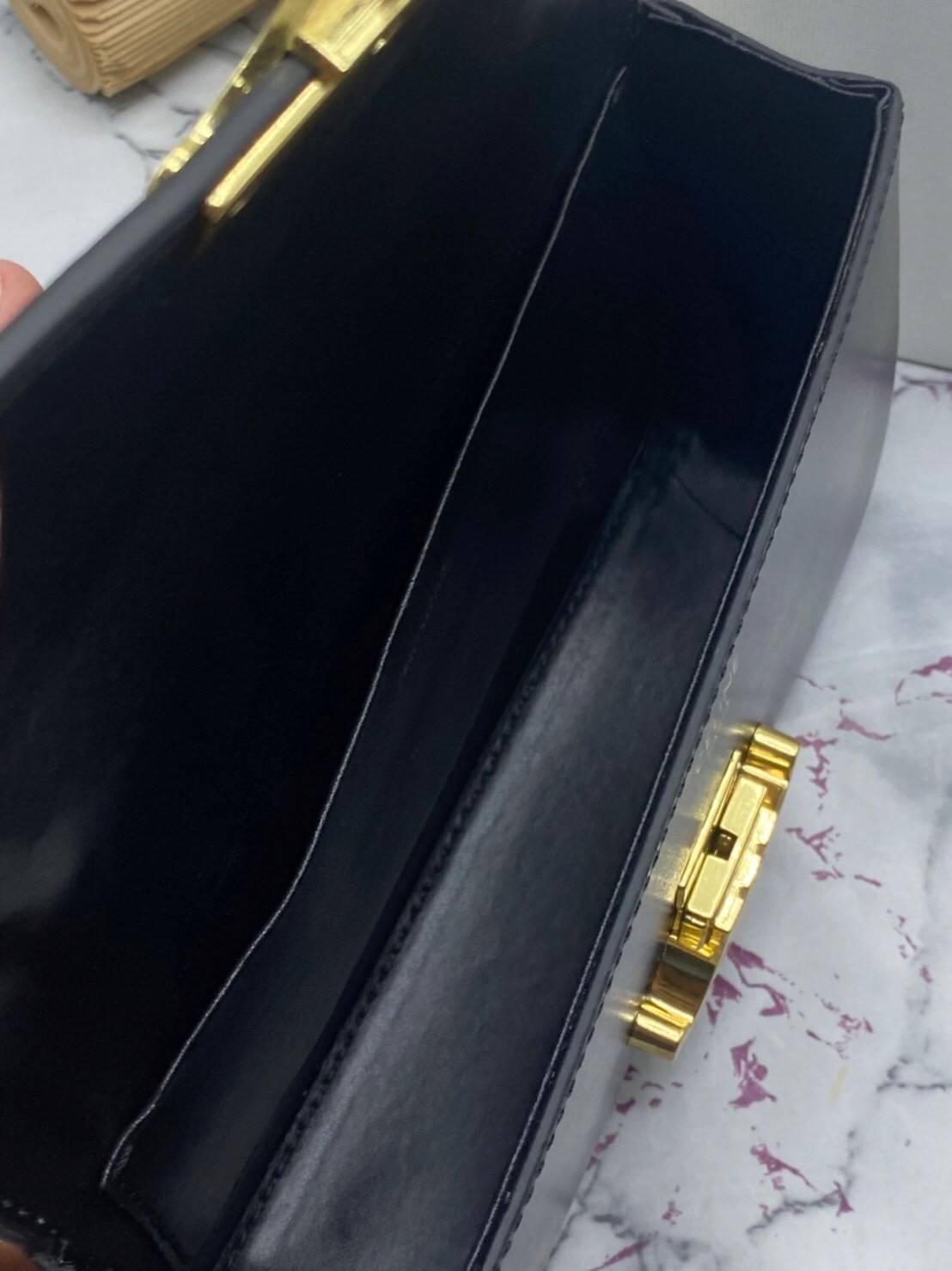 หนังแท้ CELINE CHAIN SHOULDER BAG / CELINE TRIOMPHE พร้อมส่งที่ไทย กระเป๋าเรียบหรูและดูทันสมัย ให้คุณเลือกสะพายในชีวิตประจำวันเข้ากับการแต่งตัวสบาย ๆ หรือจะสะพายออกงานปาร์ตี้สังสรรค์ก็ช่วยให้คุณดูโดดเด่น มีรูปทรงที่ดูแข็งแรงจึงไม่เสียรูปทรงแม้ใส่ของจำนวนม